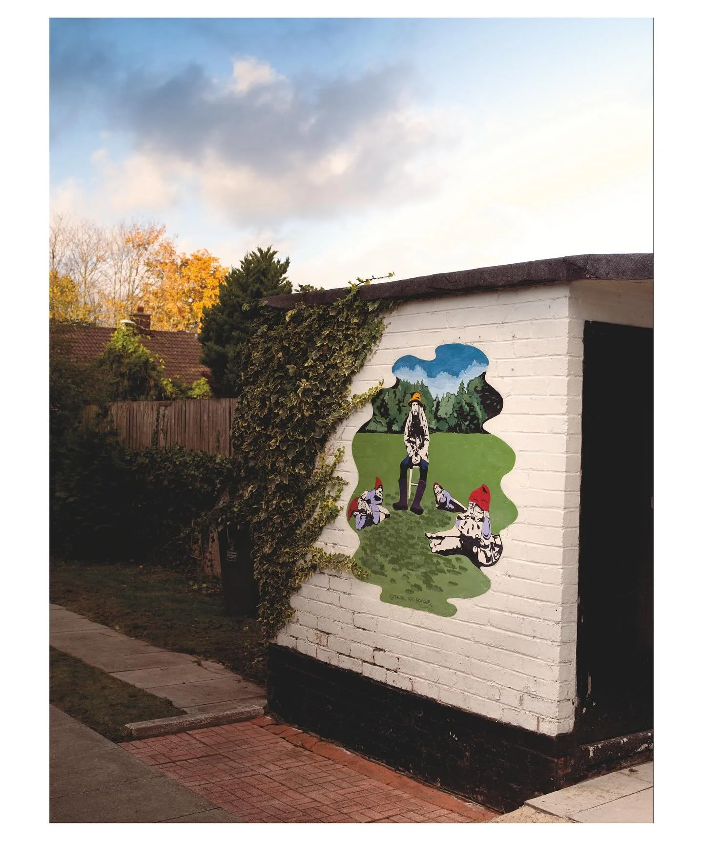 A day spent in @george_harrison_liverpool_home with @the_quarrymen&rsquo;s current &amp; original drummer Colin Hanton. Music provided by the amazing @paperbackwritersuk. Big thanks to @daleliverpool &amp; Ken

@georgeharrisonofficial