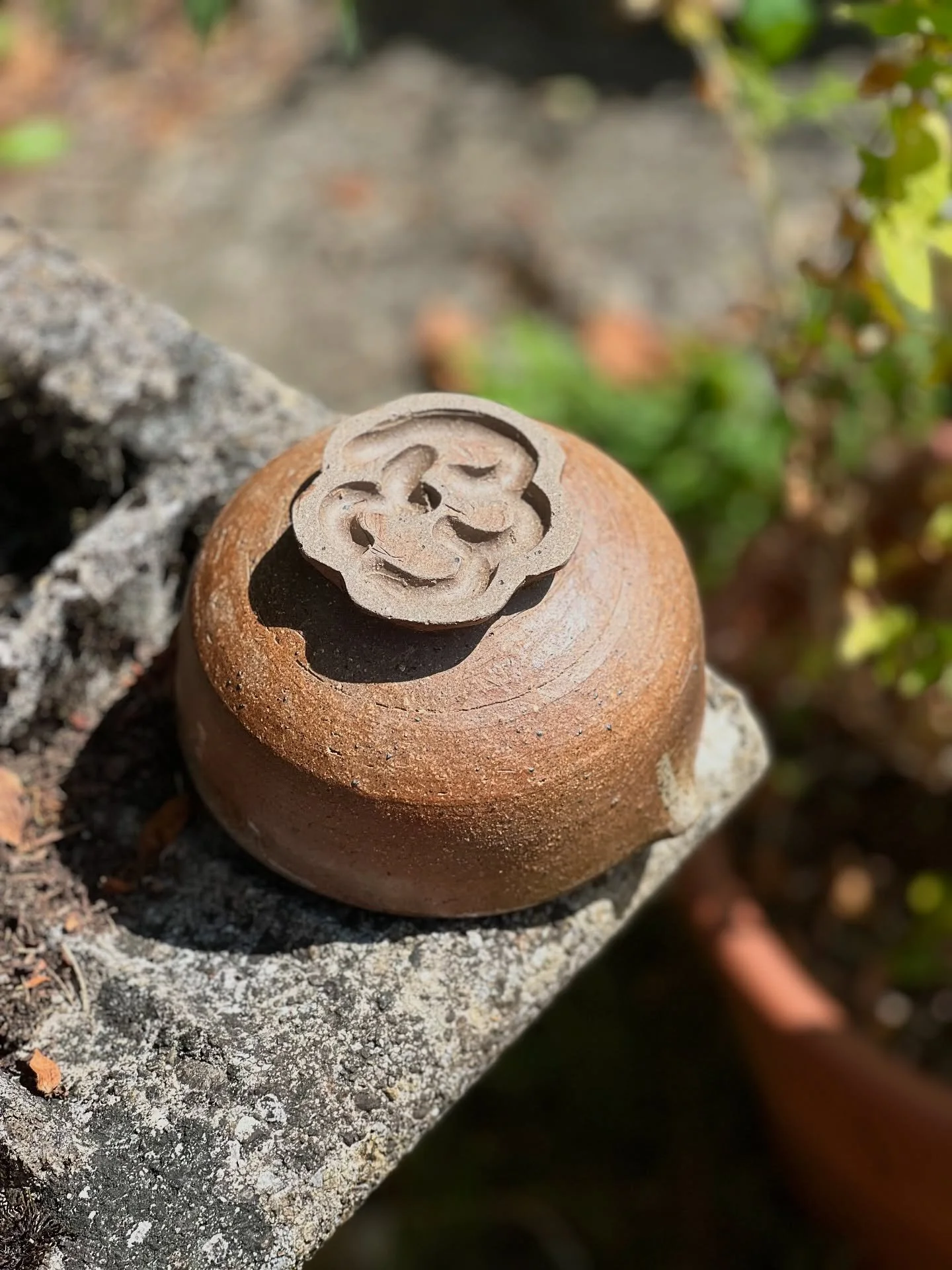 Un bol &agrave; matcha&hellip; mais pas comme les autres 🌿
Chaque bol poss&egrave;de sa propre identit&eacute;.
Le pied, sculpt&eacute; &agrave; la main, devient une signature &agrave; part enti&egrave;re.

Ici, un m&eacute;lange de terres, cuit au 