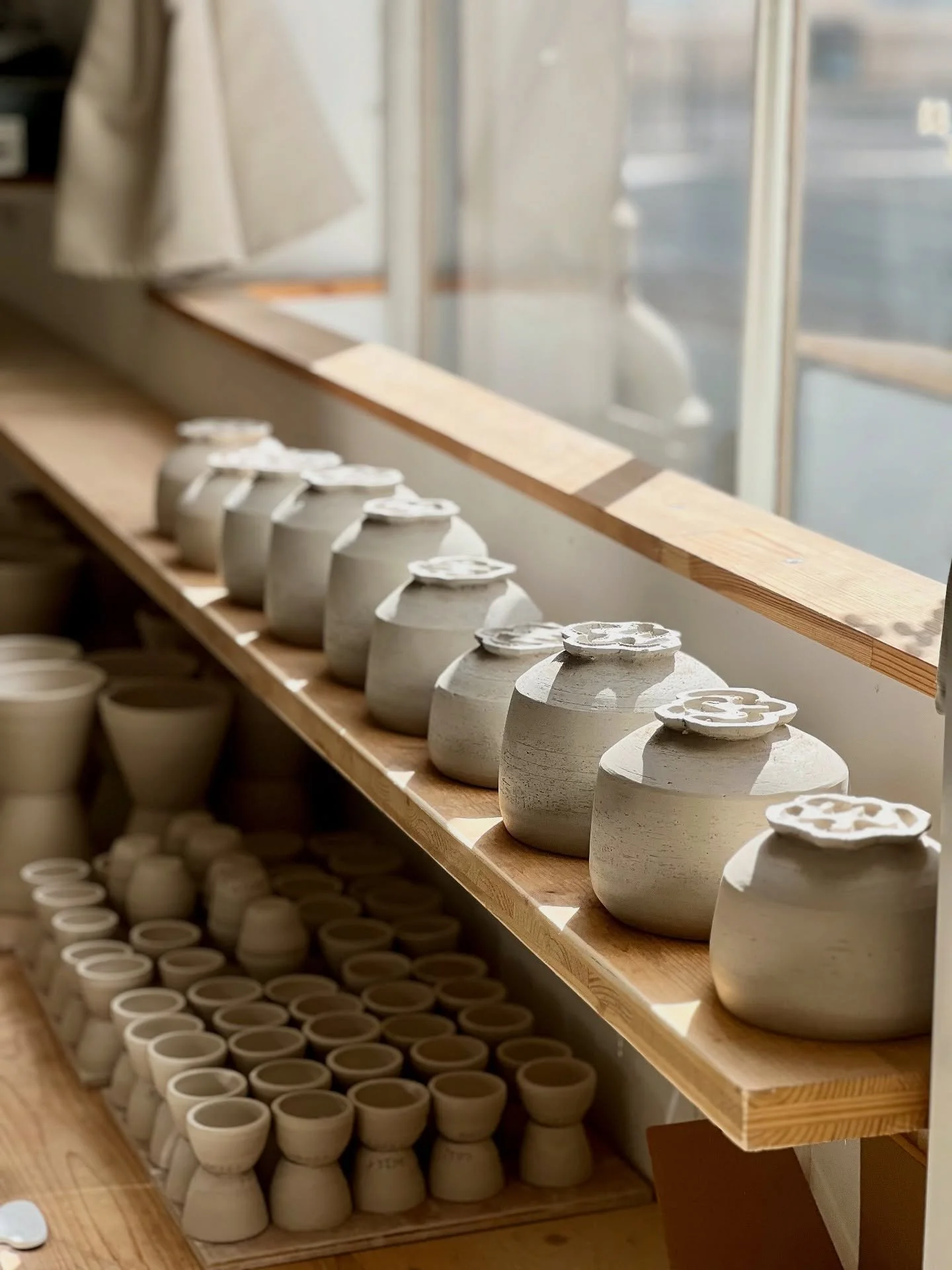 Des grands bols &agrave; th&eacute; s&egrave;chent tranquillement et seront bient&ocirc;t disponibles 👀
.
.
.
.
.
.
.
.
.
.
#teaceramics #artdelatable #artwork #teabowl