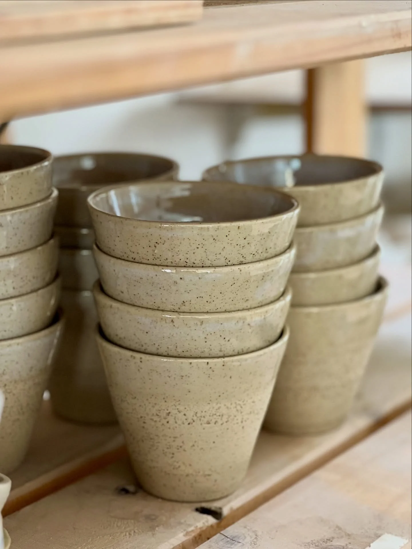 Une nouvelle s&eacute;rie termin&eacute;e, pour @laromate_patisserie ✨
Cette collection est n&eacute;e d&rsquo;un &eacute;change avec Anne-Laure autour des formes, des teintes et de la texture de la terre.
J&rsquo;aime ces dialogues avec les chefs, o