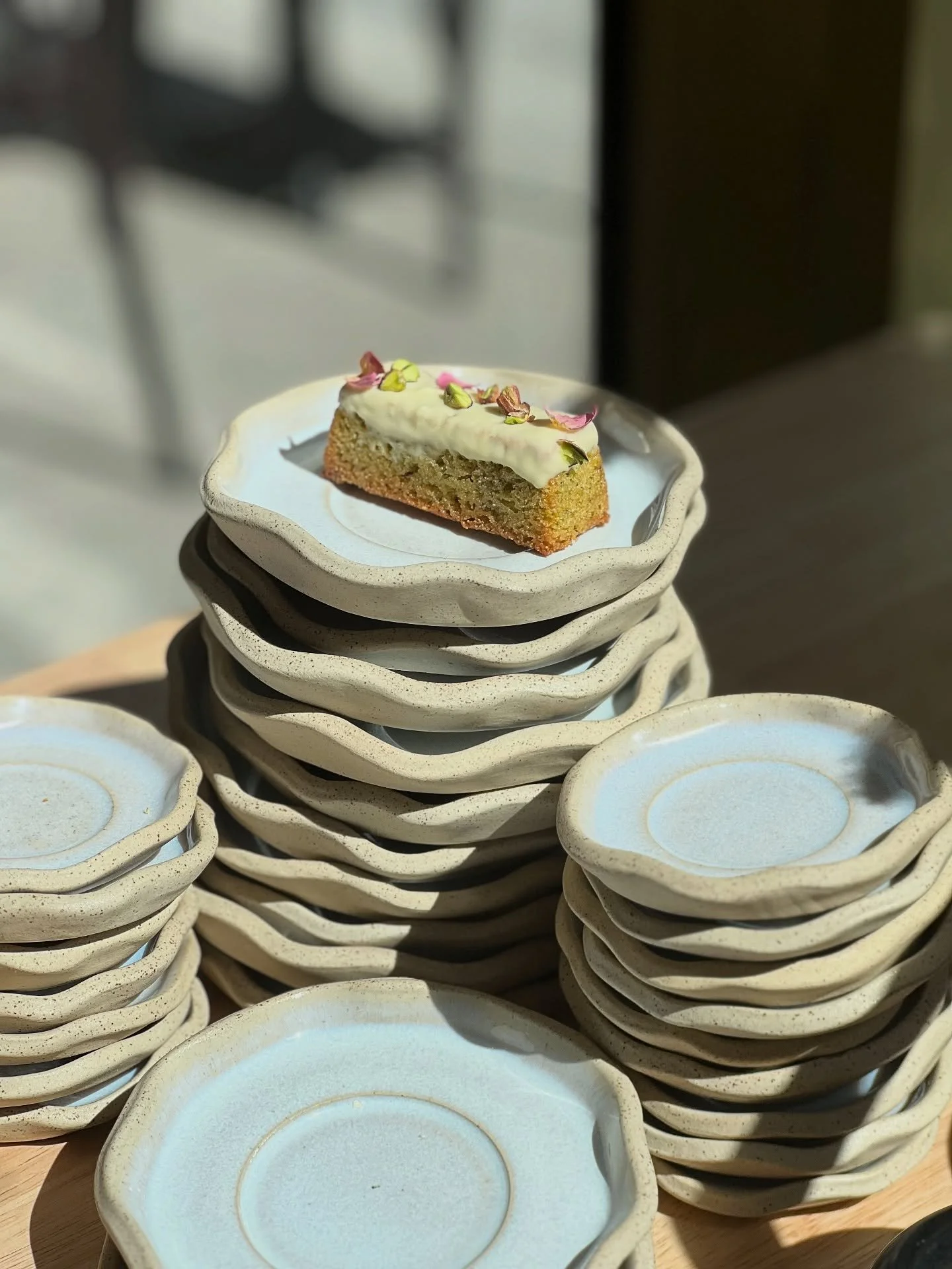 Entre les mains et le caf&eacute;, il y a la terre 🤍
Ces sous-tasses ont &eacute;t&eacute; fa&ccedil;onn&eacute;es &agrave; la main pour @noon.lyon &mdash; une s&eacute;rie aux formes organiques, pens&eacute;es pour accompagner les caf&eacute;s du q