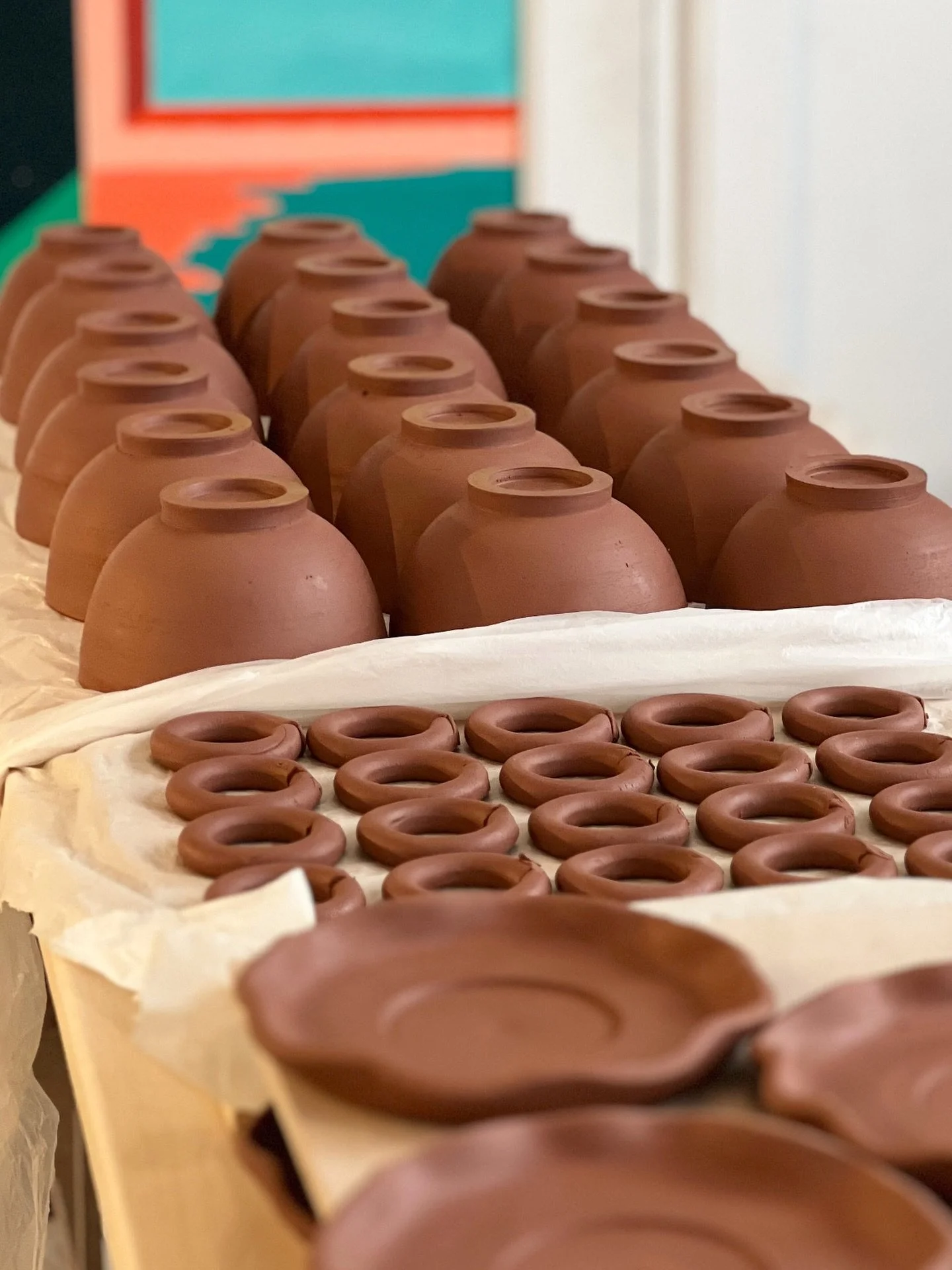 S&eacute;rie de tasses en cours pour @restaurant.accentue 👀
Une collaboration n&eacute;e d&rsquo;un &eacute;change avec Jennifer et Ashwin, autour de leur envie de cr&eacute;er des tasses pour mettre en valeur les th&eacute;s de leur nouveau partena