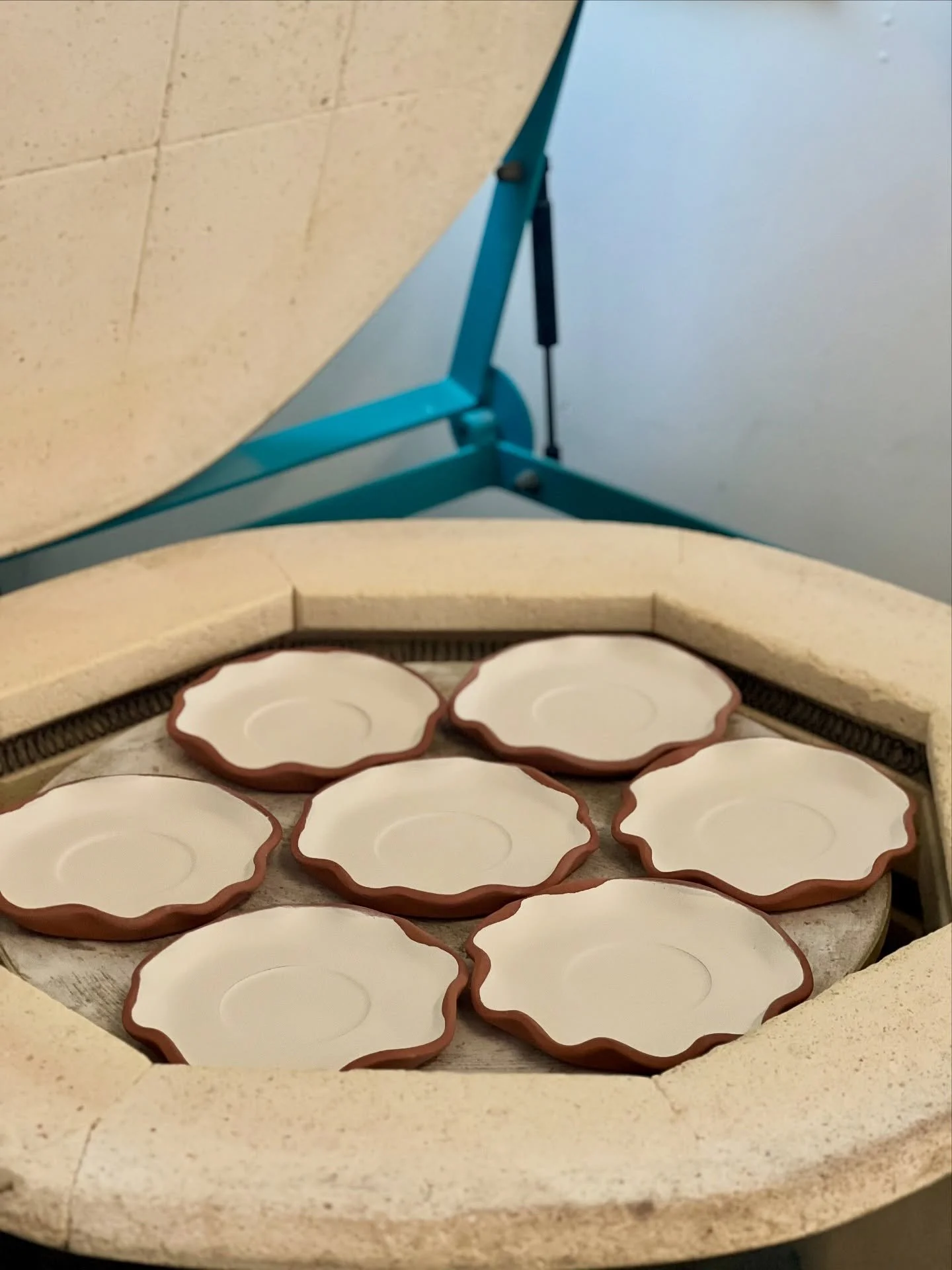 ✨ En cours pour le @restaurant.accentue 
Tasses et sous-tasses fra&icirc;chement &eacute;maill&eacute;es, pr&ecirc;tes &agrave; partir en cuisson.
Toujours un moment un peu magique avant de d&eacute;couvrir le r&eacute;sultat final dans quelques jour