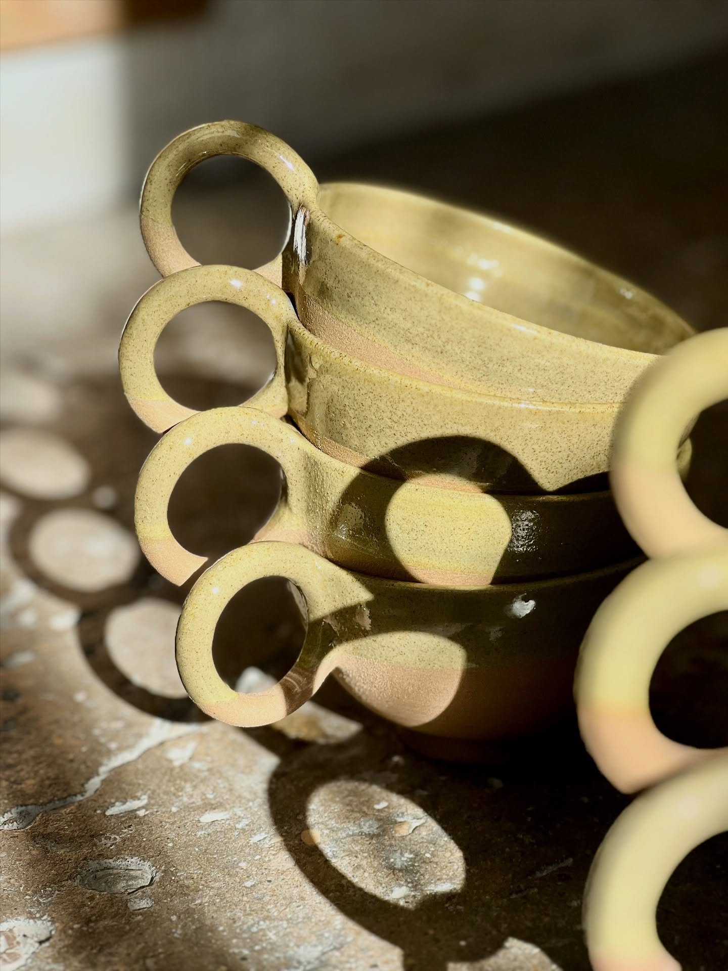 ✨ Tasses et sous-tasses pr&ecirc;tes &agrave; rejoindre le restaurant Accentu&eacute;.
Une s&eacute;rie pens&eacute;e en dialogue avec l&rsquo;&eacute;quipe pour accompagner leurs th&eacute;s et infusions, dans la continuit&eacute; de leur univers to