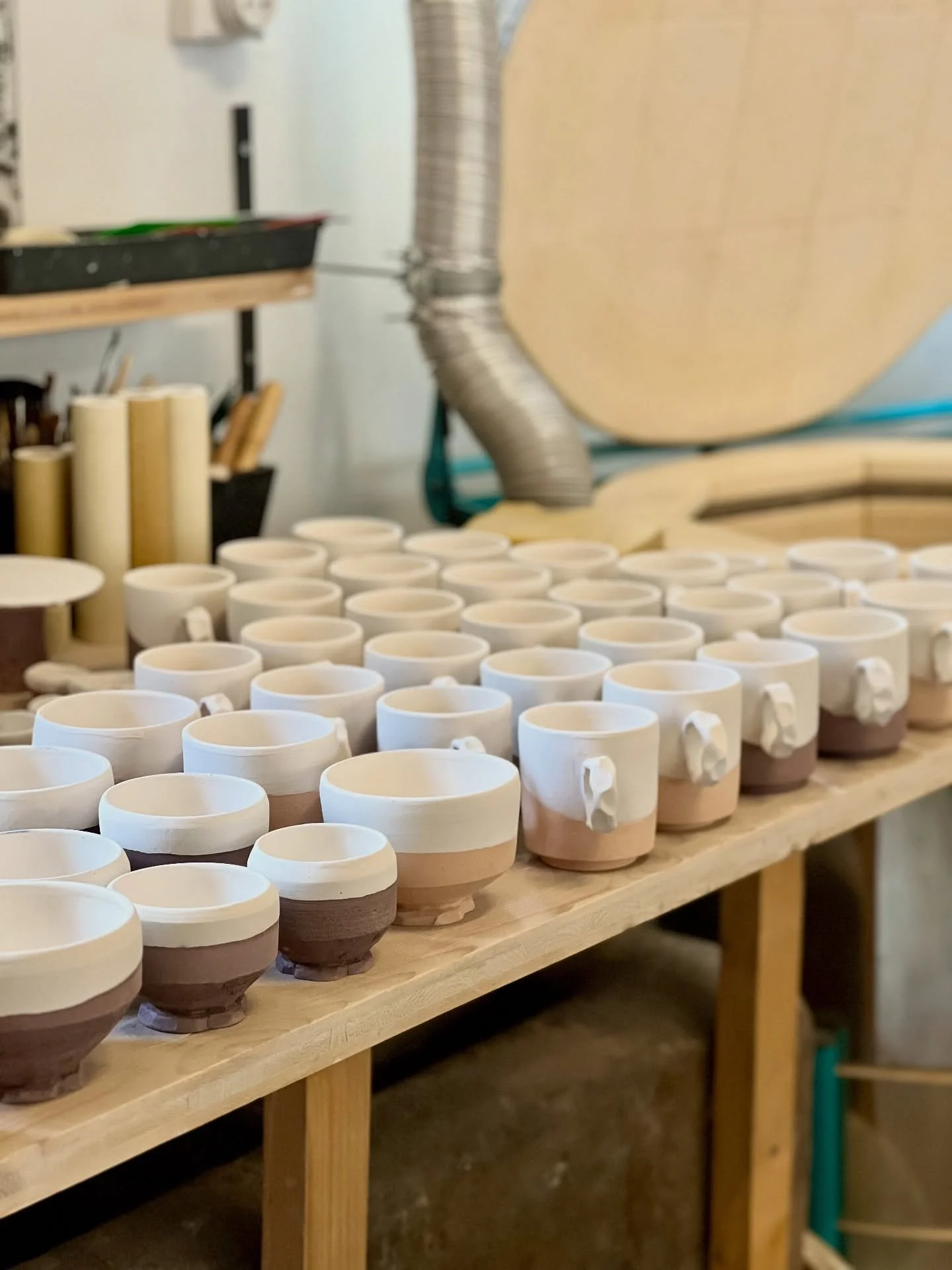 Dernier four avant No&euml;l ✨
Les pi&egrave;ces sont d&eacute;sormais &eacute;maill&eacute;es et pr&ecirc;tes &agrave; rentrer dans le four pour leur derni&egrave;re cuisson.

C&rsquo;est toujours un moment un peu suspendu : tout est jou&eacute;&hel