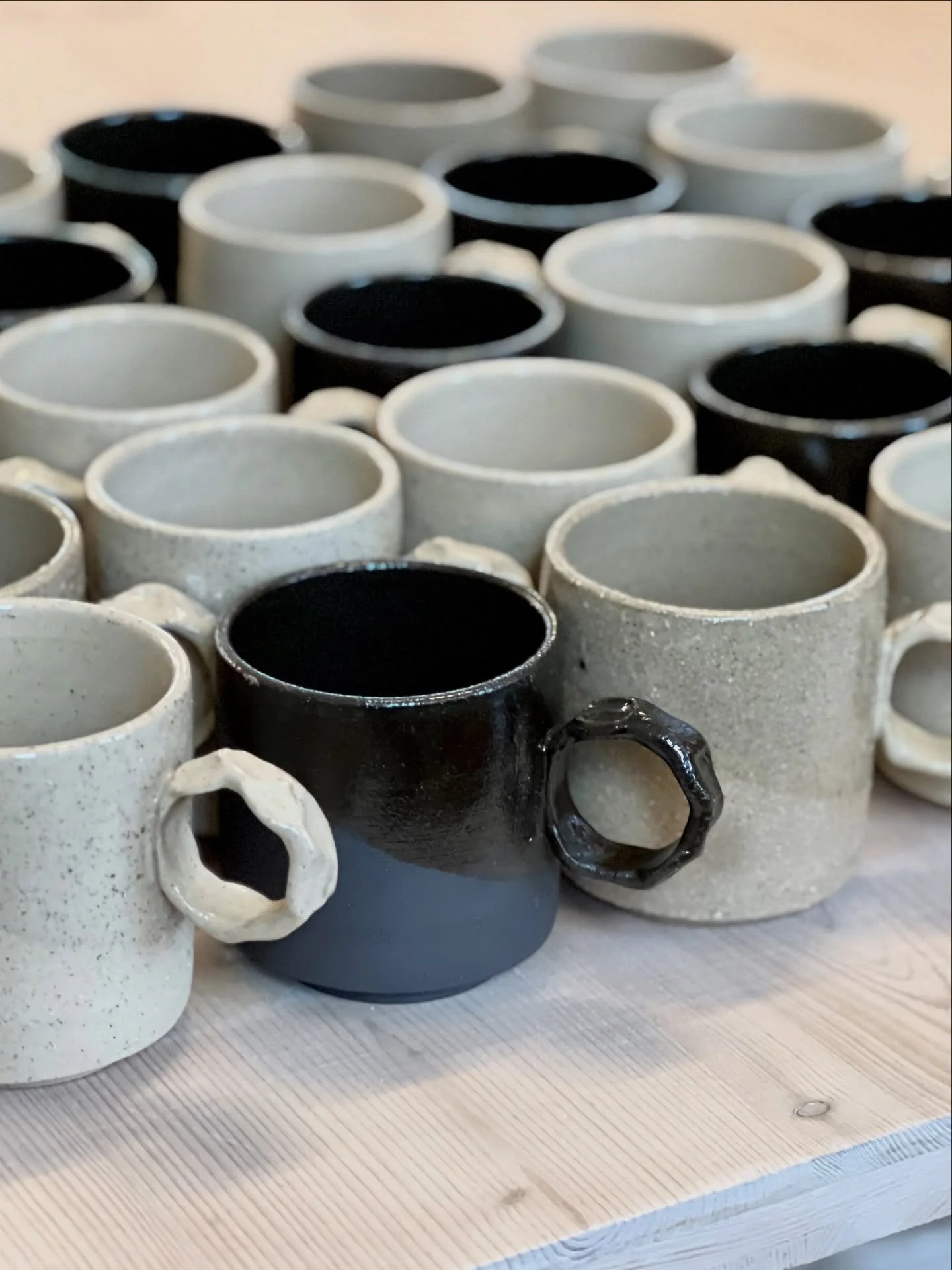 Retrouvez une s&eacute;lection de mes pi&egrave;ces d&egrave;s aujourd&rsquo;hui chez @atelier_affichagelibre 🙌
Merci &agrave; Laurent et Christine pour leur confiance ✨

📅 Dates
Du 29 novembre au 27 d&eacute;cembre

🍷 Vernissage
Samedi 29 et dima