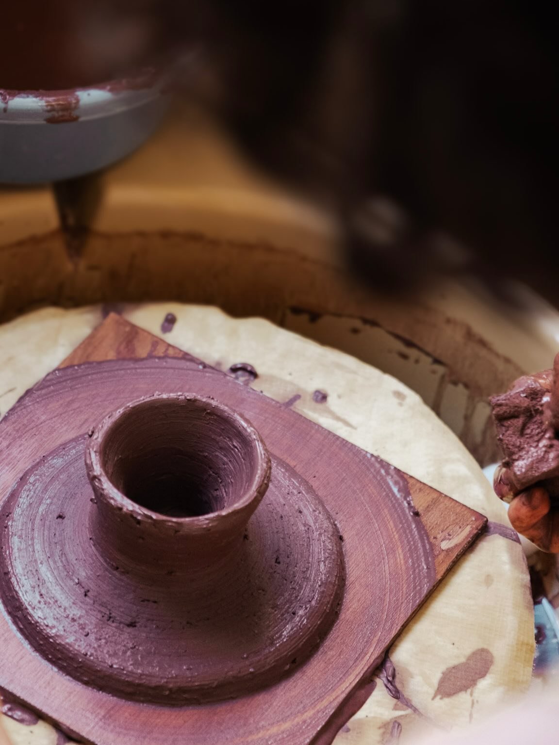 Ce projet pour le restaurant @lelimonadier.lyon, imagin&eacute; avec le chef @jorge_lara_ga, fait partie de ceux qui donnent vraiment du sens &agrave; mon travail.

On a pens&eacute; ces pi&egrave;ces ensemble, en lien direct avec sa cuisine, les ges