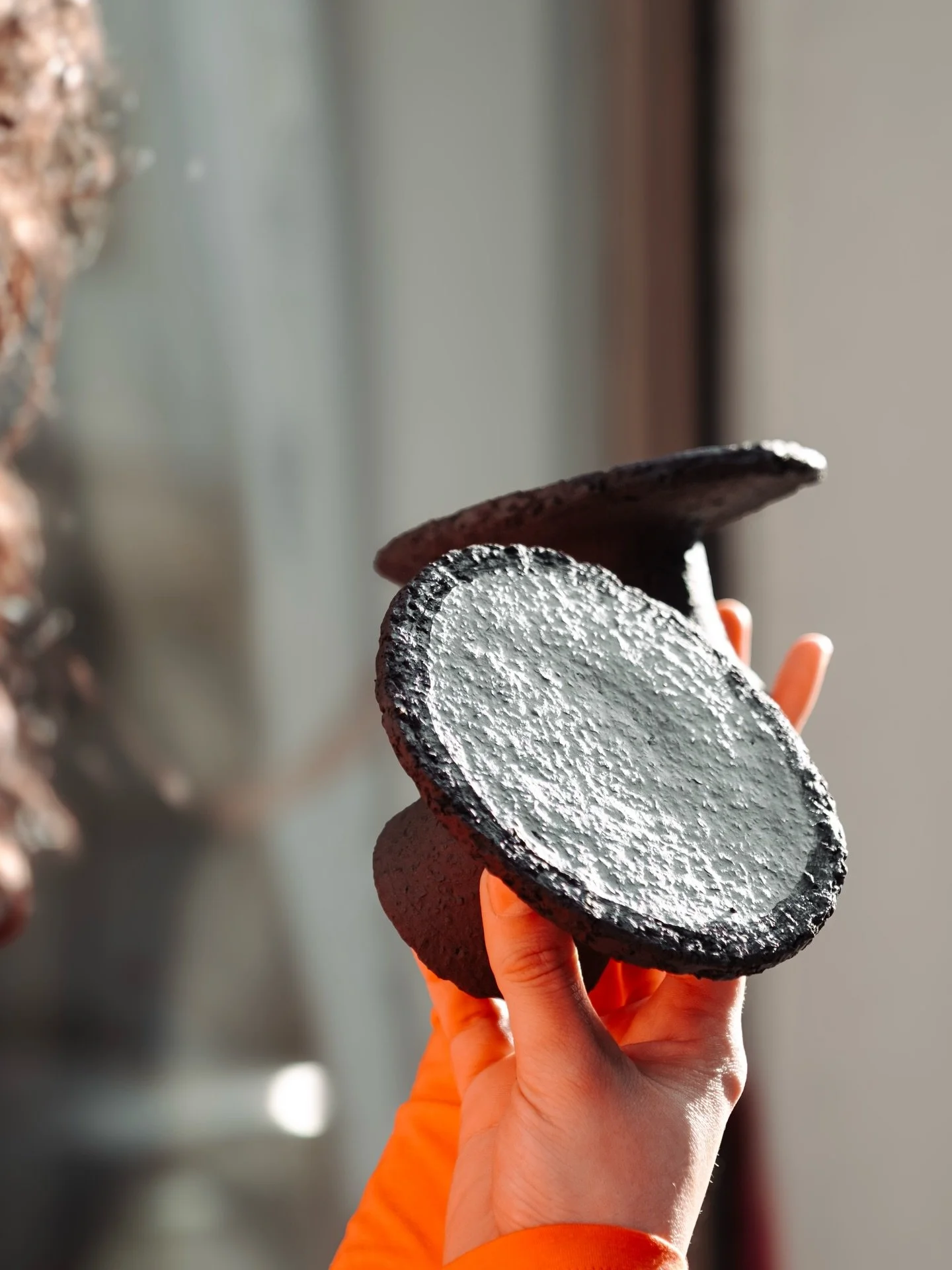 Les supports &agrave; amuse-bouche que j&rsquo;ai imagin&eacute;s avec le chef @jorge_lara_ga pour @lelimonadier.lyon sont enfin pr&ecirc;ts 🤍
Une collaboration o&ugrave; la forme, la texture et l&rsquo;usage ont &eacute;t&eacute; pens&eacute;s ense