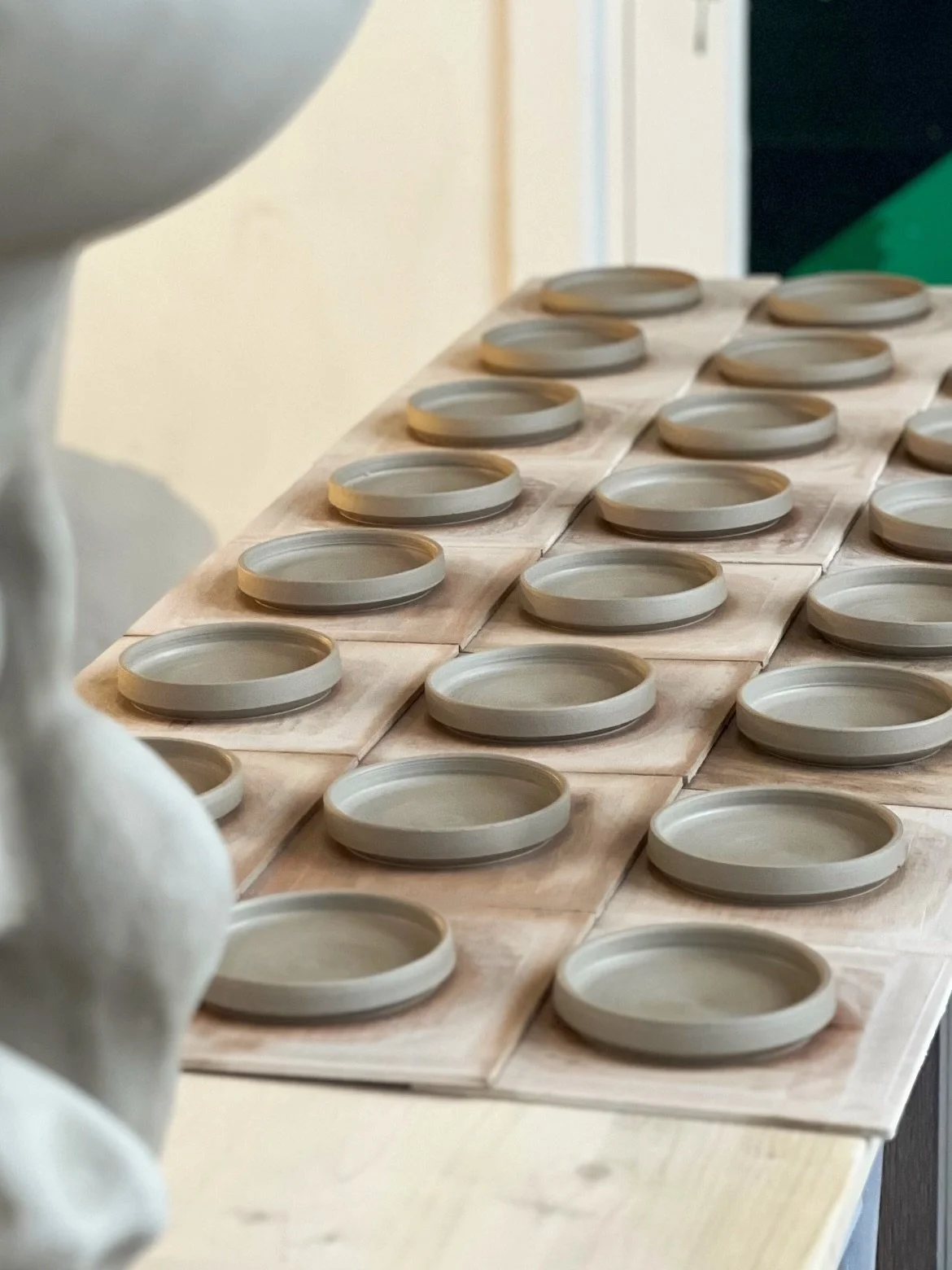 Work in progress &agrave; l&rsquo;atelier ✨

En ce moment, je travaille sur une s&eacute;rie d&rsquo;assiettes &agrave; desserts imagin&eacute;es sur mesure pour @coin_cafe_lyon .
&Eacute;milie et Laura m&rsquo;ont confi&eacute; ce projet apr&egrave;