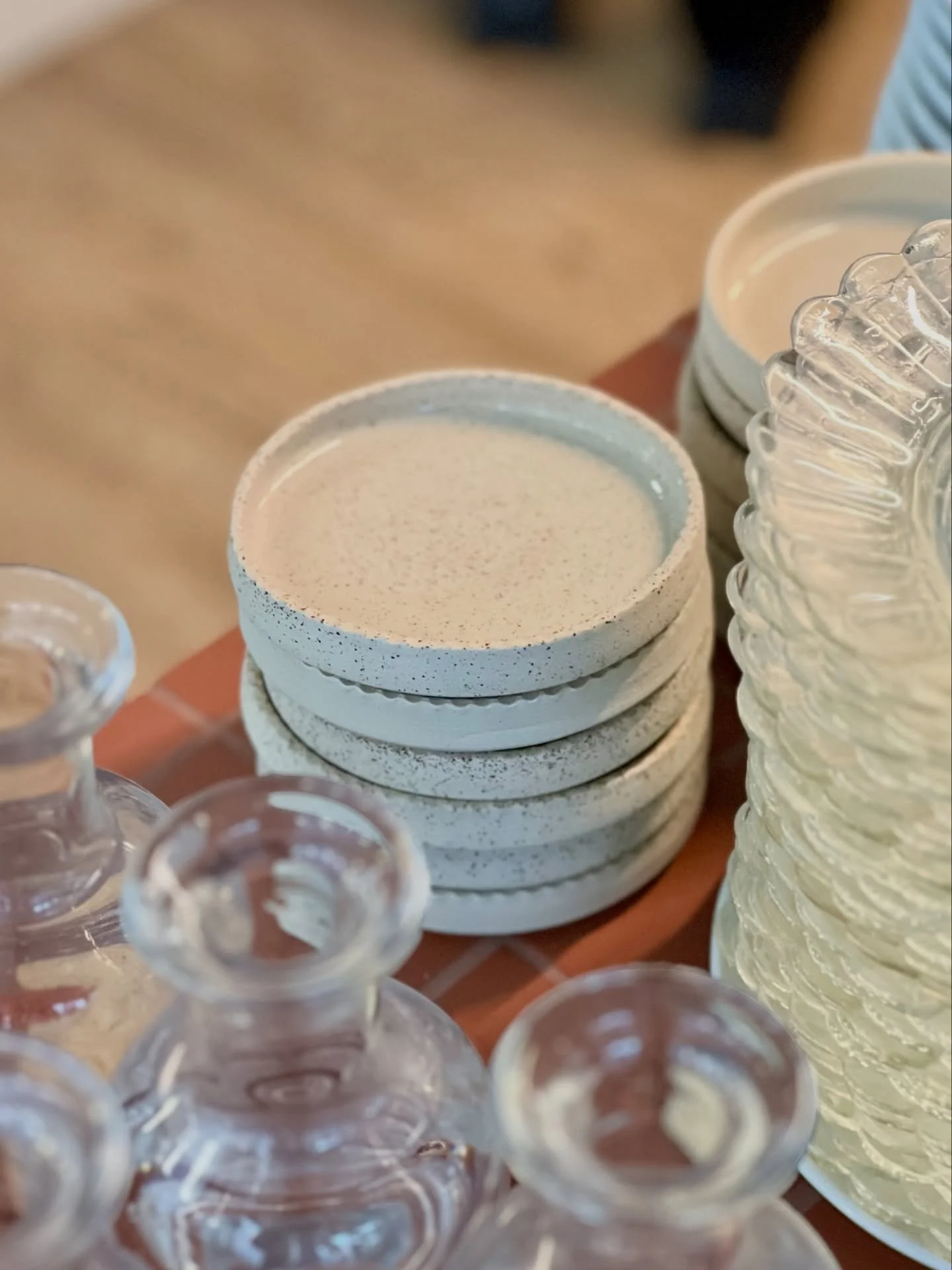 Assiettes &agrave; cookies fra&icirc;chement livr&eacute;es chez @coin_cafe_lyon ☕️🍪

Des pi&egrave;ces pens&eacute;es pour accueillir leurs cookies, en accord avec l&rsquo;univers d&rsquo;&Eacute;milie et Laura : une forme simple et fonctionnelle, 