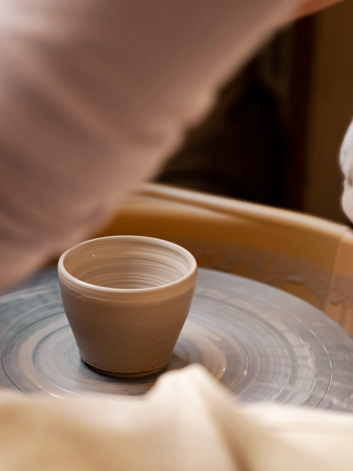Tournage des tasses espresso pour @noon.lyon 💫
Des formes simples, pens&eacute;es pour un usage quotidien au caf&eacute;.
Le geste, la r&eacute;p&eacute;tition, la recherche du bon &eacute;quilibre.

Cr&eacute;dit photo @deguster.avec.les.yeux &hear