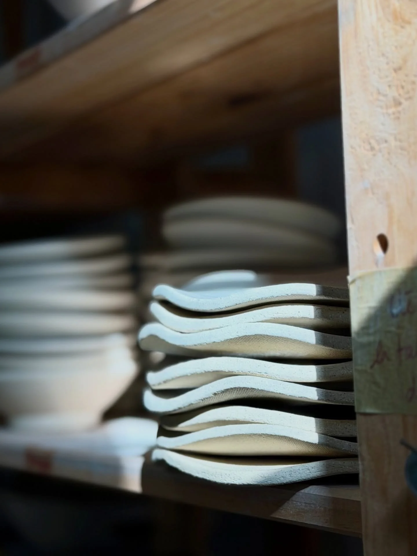 Petites assiettes ondul&eacute;es pour @saba.annecy 

Une surface imprim&eacute;e au tissu, qui accroche la lumi&egrave;re et laisse appara&icirc;tre la mati&egrave;re.

Une forme simple, tr&egrave;s &eacute;pur&eacute;e, avec juste ce qu&rsquo;il fa