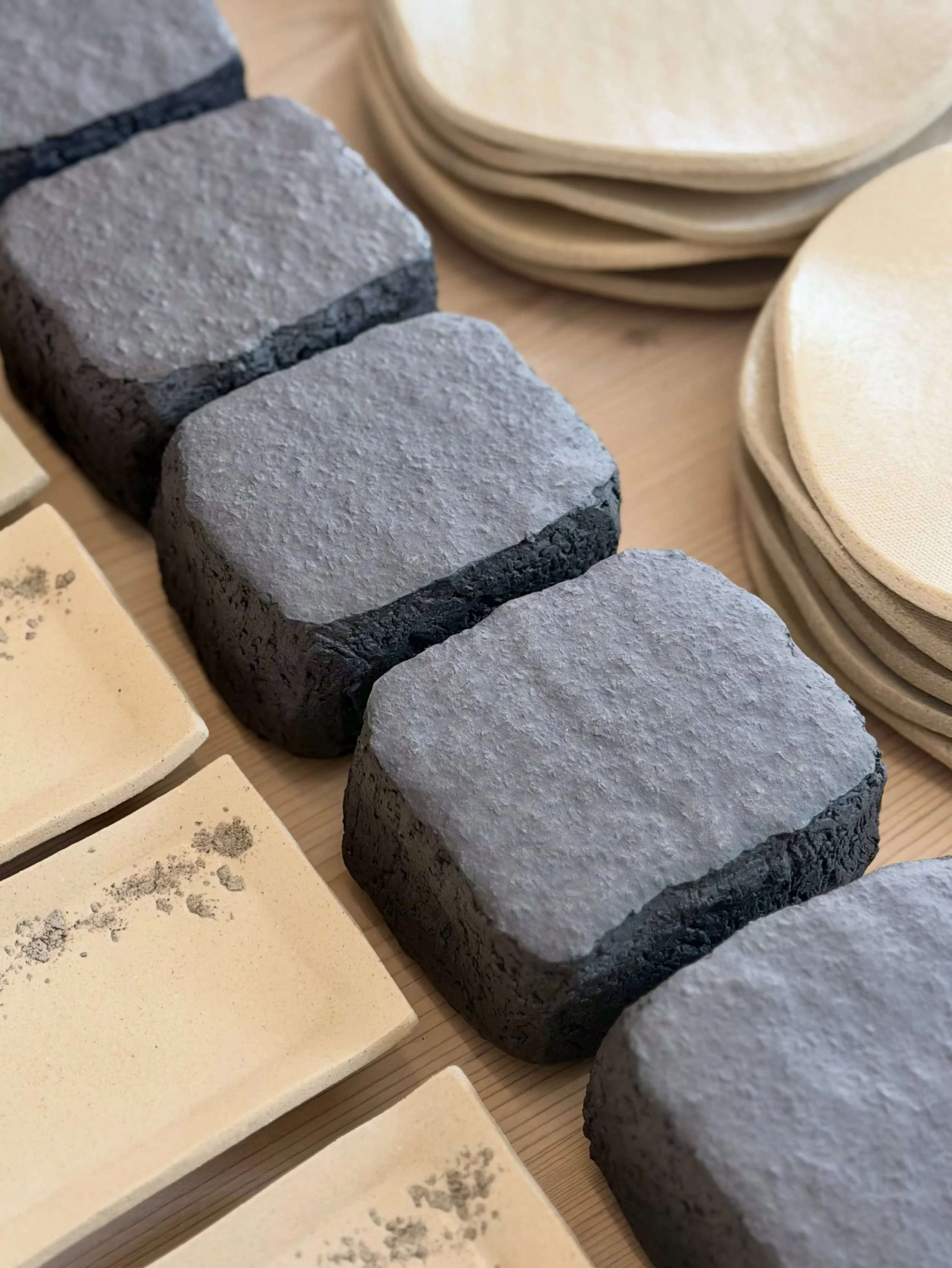 Cailloux noirs, comme des pierres de lave.

Le galetage rend le sommet lisse et brillant, presque poli par le temps, pendant que la terre devient noire &agrave; la cuisson.

Des pi&egrave;ces tr&egrave;s brutes, avec un vrai contraste de texture et d
