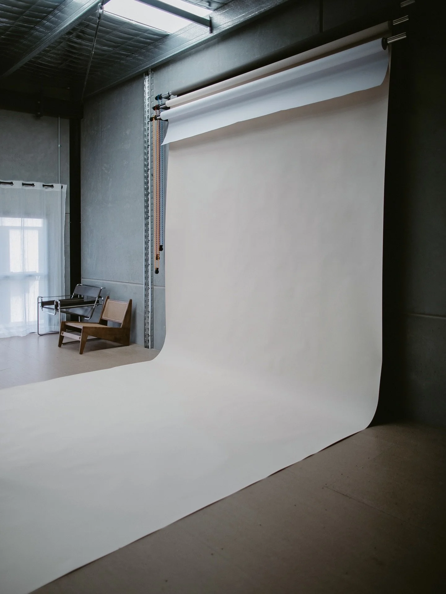 Fresh roller wall and fresh paint 🎨🥂 We love our rollers because the coloured tonnes often come out looking like rendered walls in photos 📸