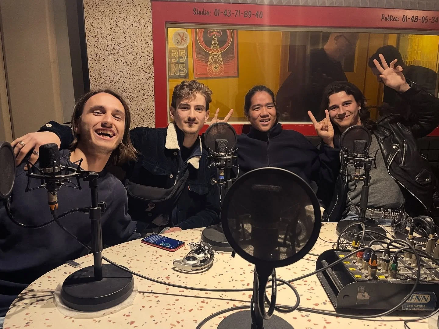 Une équipe incroyable, un moment qu’on s’en souviendra pour toujours… notre premier passage à la radio.
Merci @sebastiencrepinior merci à la #radiolibertaire