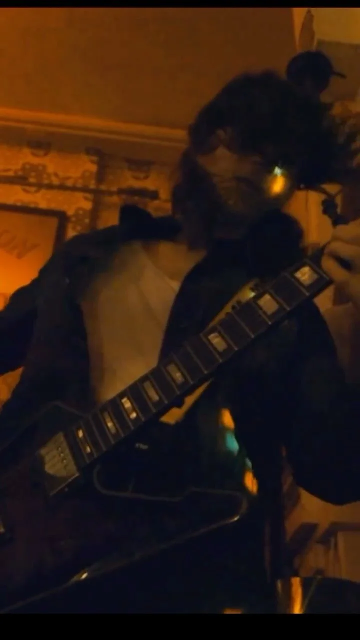 HALOWEEN AVEC LES CAS PERDUS (31/10/25)
Une soirée avec plusieurs groupes et des DJ jusqu’à 5h du mat. Viens nous montrer ton meilleur déguisement, danser et découvrir des sons de notre nouvel album ! Les fonds r&eac