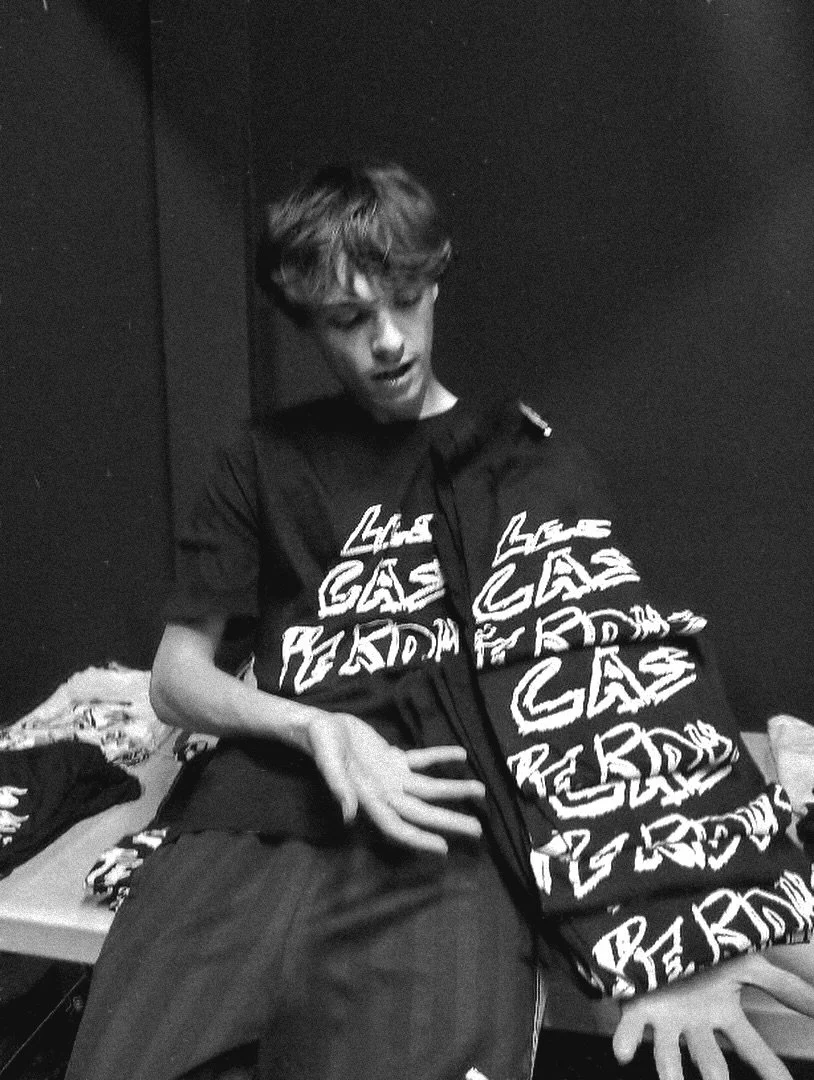 Plein de t shirts qui arrivent pour notre crowdfunding et nos prochains concerts. Heureusement qu&rsquo;on a ce cas perdu @cleo_desm pour &ecirc;tre notre mannequin ! Prends toi un t shirt sur le lien dans notre bio !

#crowdfunding
#merch
#stonerroc