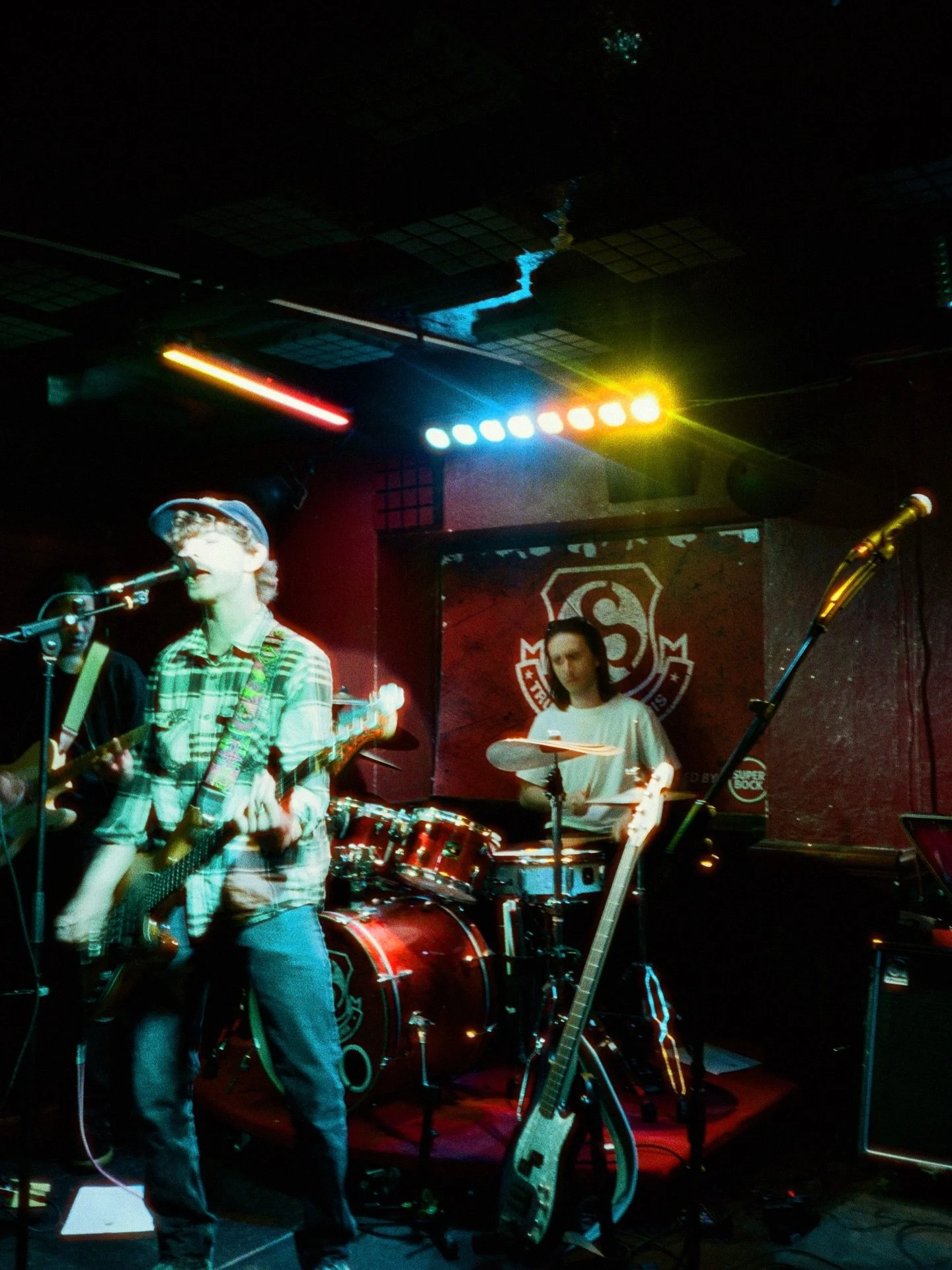 On joue au @truskelclub ce samedi 8/11 avec @twist_of_lemon_ et @hivemindoff , voici quelques souvenirs de notre derni&egrave;re retrouvaille l&agrave; bas captur&eacute;s par @jeanne.dubas