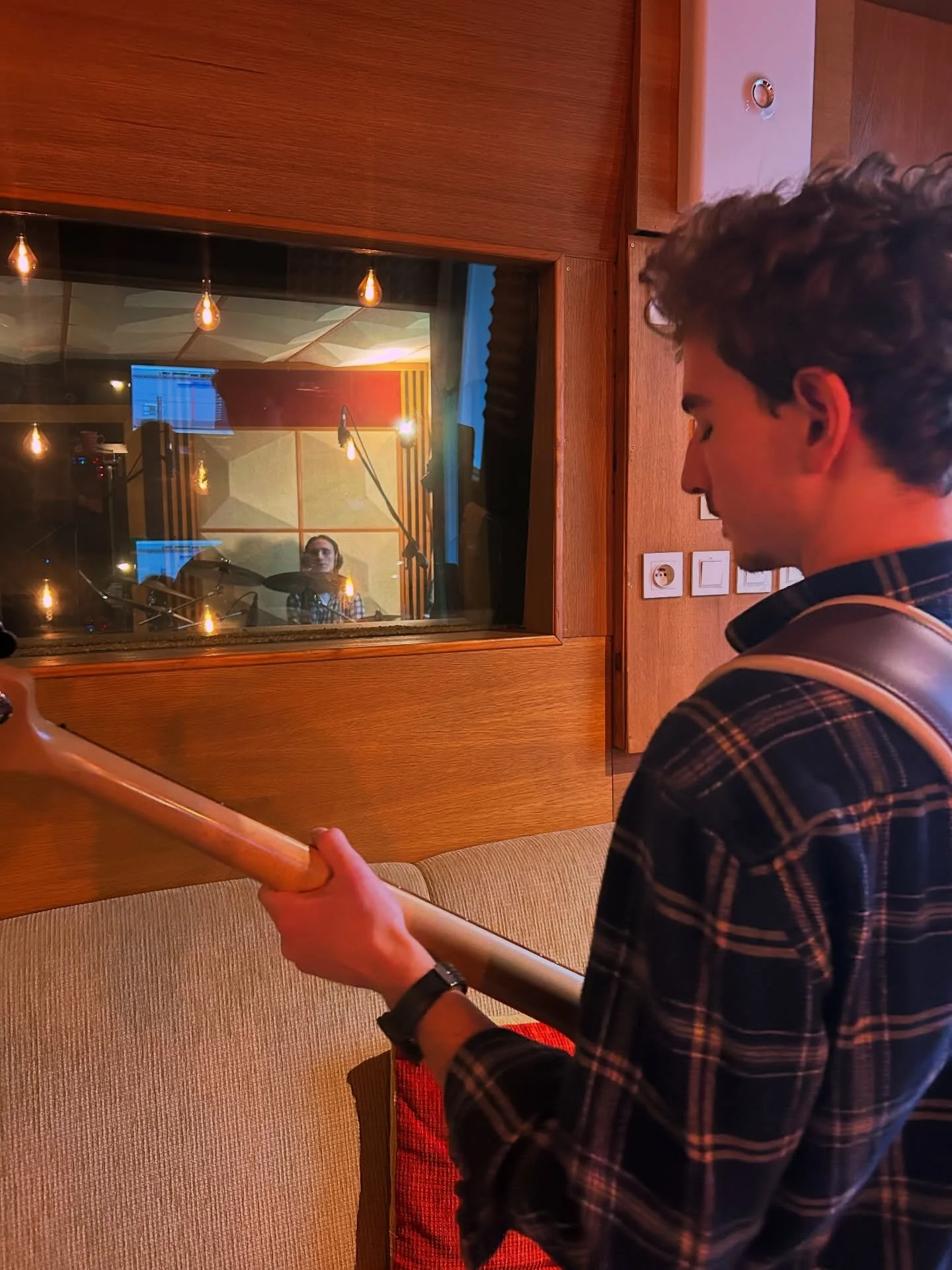 Une semaine en studio✅
La semaine pro c&rsquo;est la voix!! Merci encore pour nous avoir donn&eacute; cette opportunit&eacute; et merci au @studiodupoissonbarbu et surtout &agrave; @rdowska pour le soutien ! 

___________
#newmusic
#studio
#recording