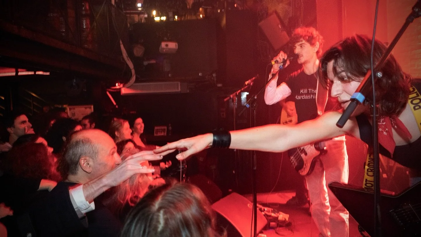 Antoine ou guitar god?

📸: @ko.kok.pro 
#bandphotographer 
#supersonic
#bandmemes