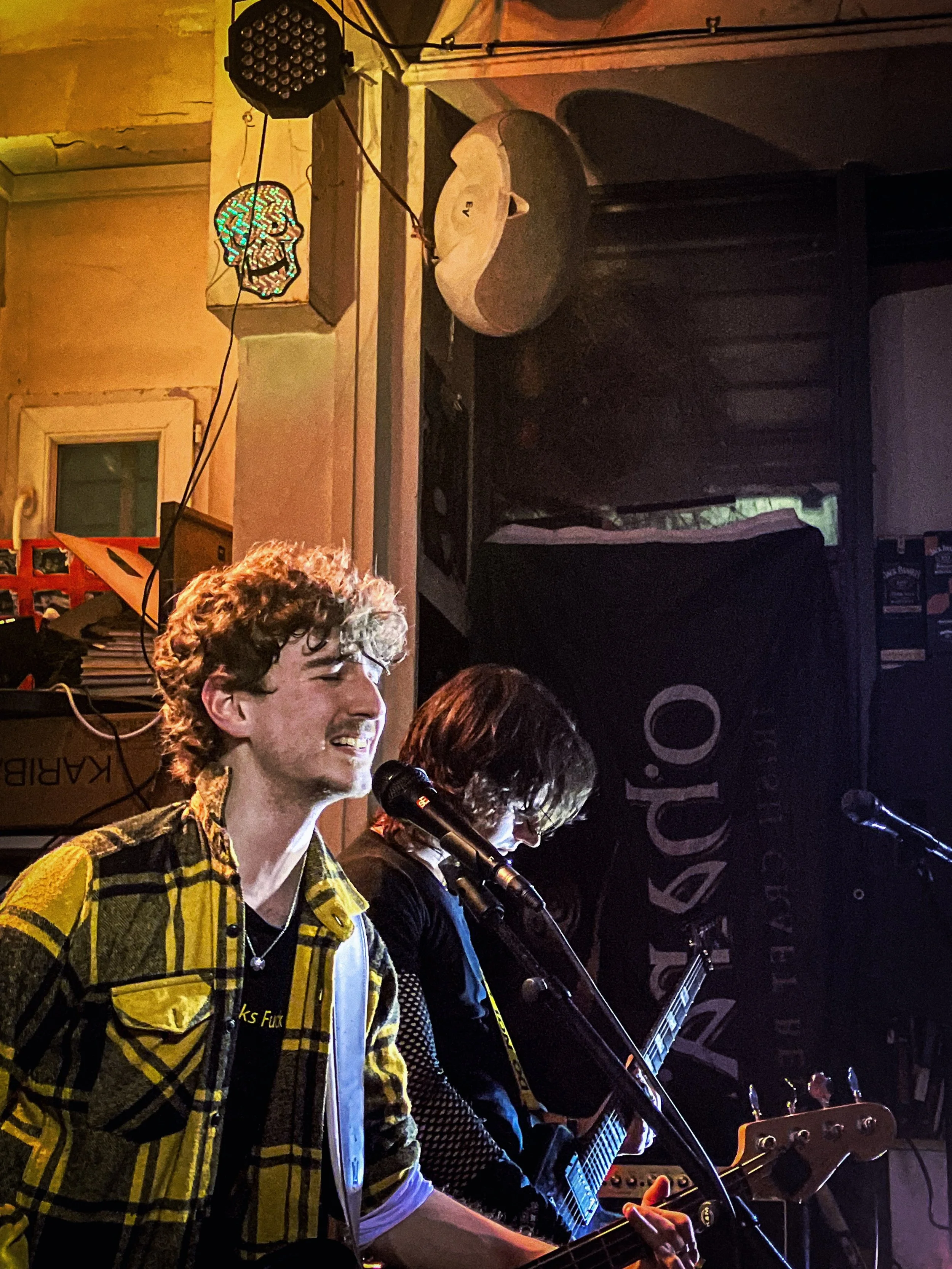 &Ccedil;a y est, d&eacute;j&agrave; une semaine depuis qu&rsquo;on a jou&eacute; notre album en entier pour une soir&eacute;e priv&eacute;e. Tellement h&acirc;te de sortir tous nos morceaux pour le monde entier ! Restez branch&eacute;s pour &ecirc;tr