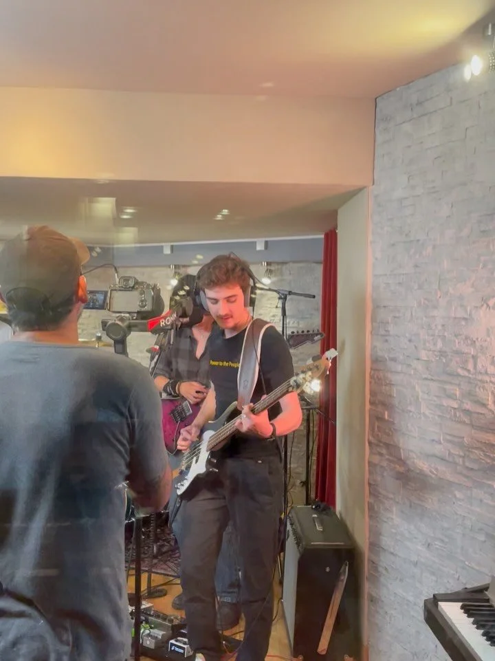 Cette semaine, gr&acirc;ce au label @pmct.production , nous avons fait notre premier live session film&eacute;. 4 morceaux de notre nouvel album jou&eacute;s avec seulement nos 8 mains, 8 pieds et 4 voix; pr&eacute;vus pour sortir d&eacute;but 2027. 
