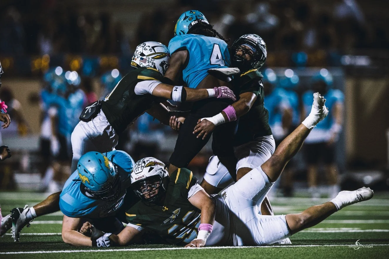 From anthem to defense: De Leon helps Rowe take down Memorial 36-19
