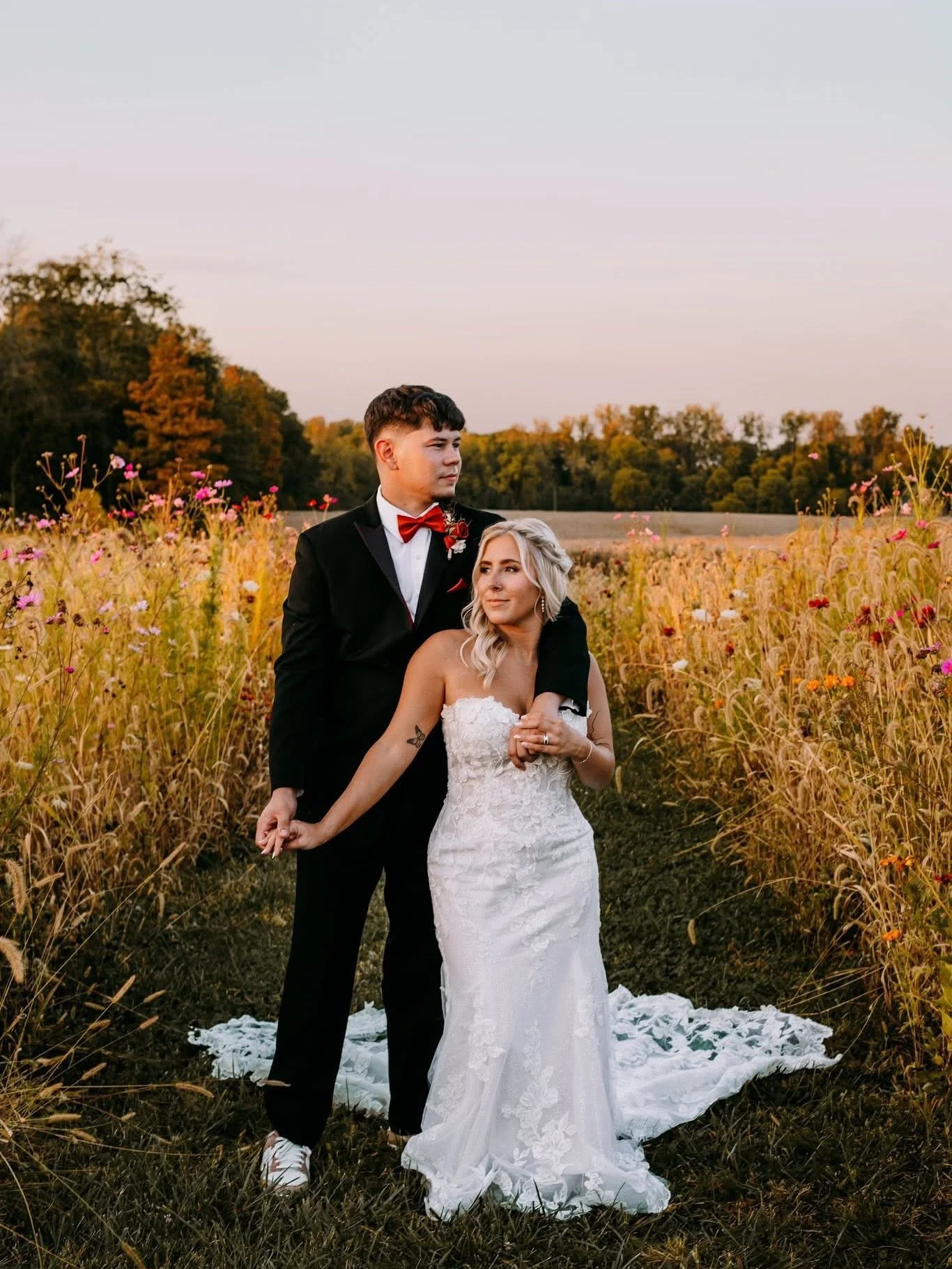 Moments like these are what fall wedding dreams are made of 🍂🤎

📸 @destineysullivanphotography