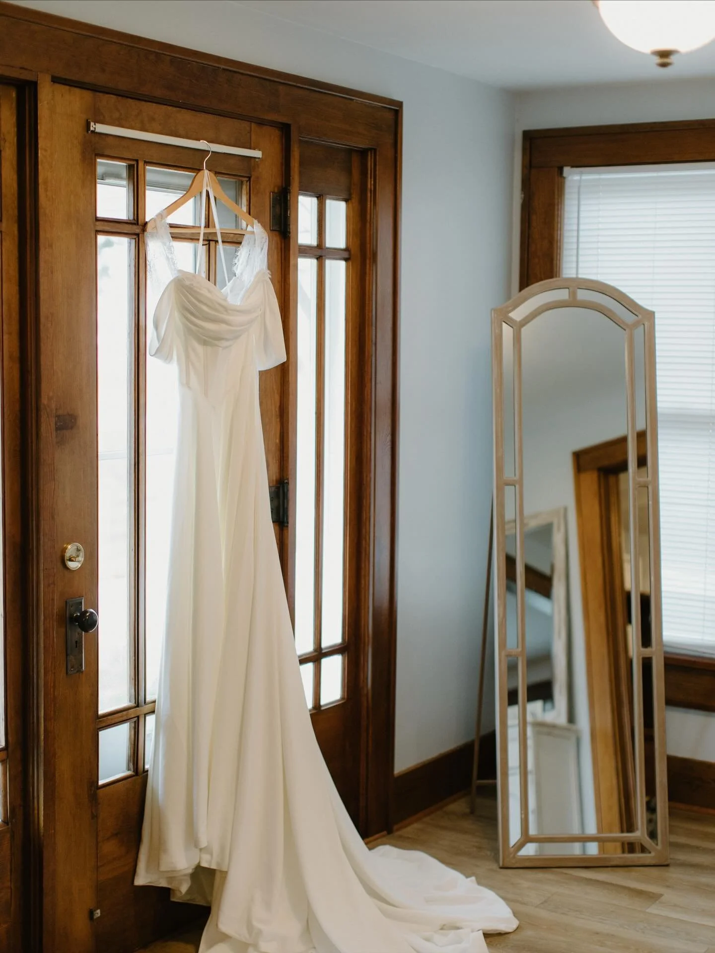 Timeless moments 💍🕊️

Planner: @thehoneyandthehiveevents 
Dress: @timeless_bridal_boutique 
Photography: @abbygravesphoto