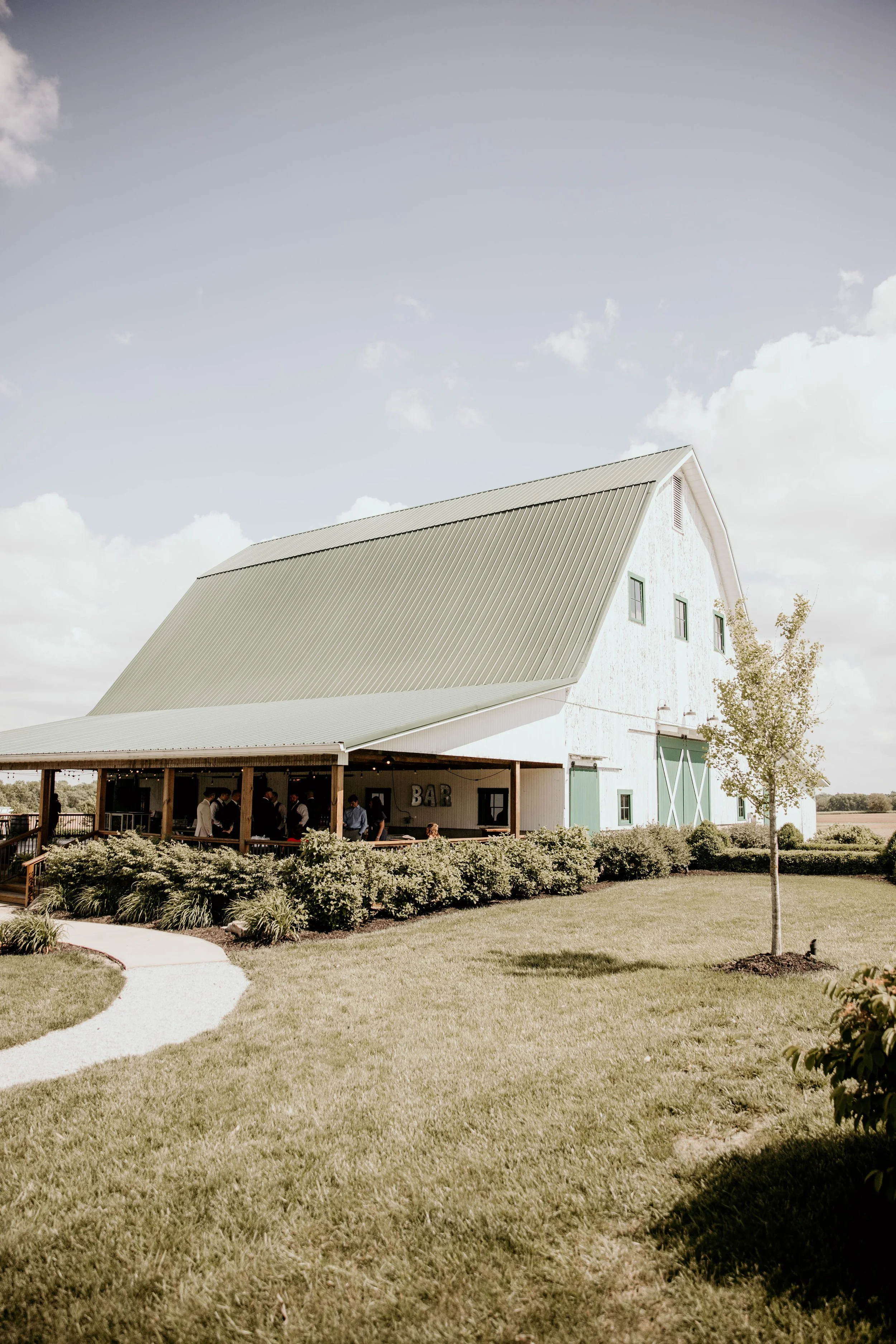 Elegant rustic white barn wedding venue located near Indianapolis Indiana and fort Wayne Indiana