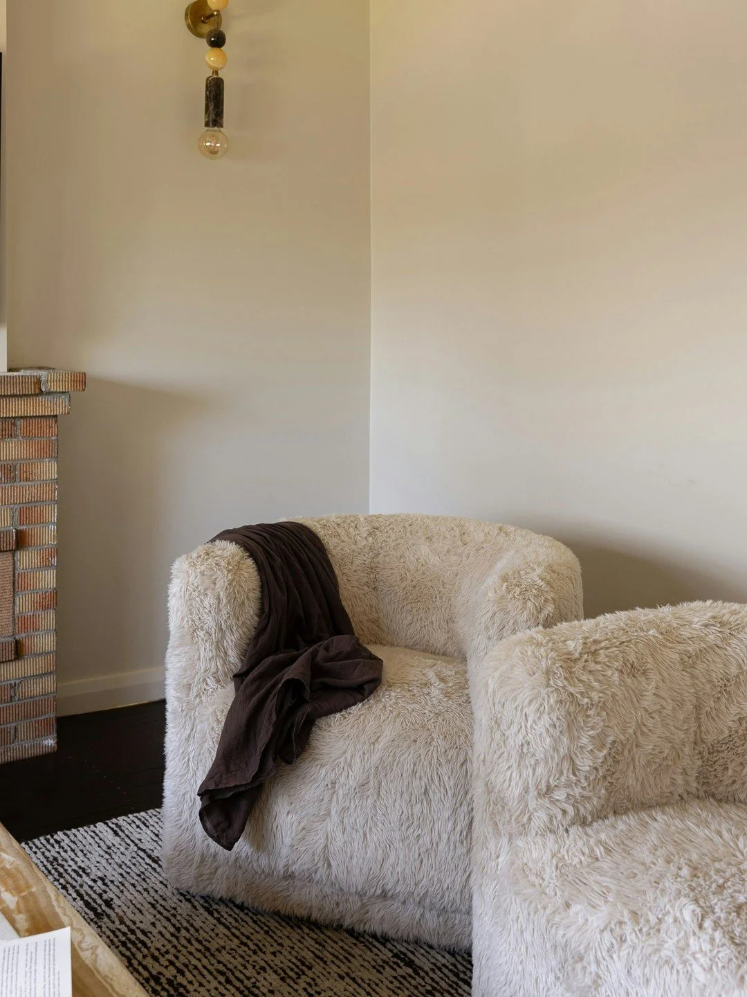 Marigold Living Room: the interplay of natural stone, soft textures and thoughtfully selected lighting. 

Interiors @moriandcurllstudio 
Builder @forever_build 
Photography @life.instill