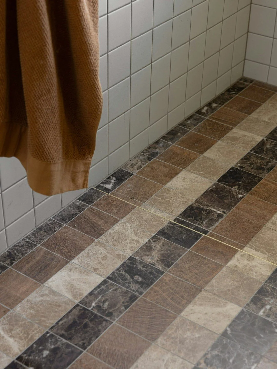 A moment on the grid for this custom designed mosaic.

Interior Design @moriandcurllstudio 
Tiler @__samwalsh__
Photography @life.instill