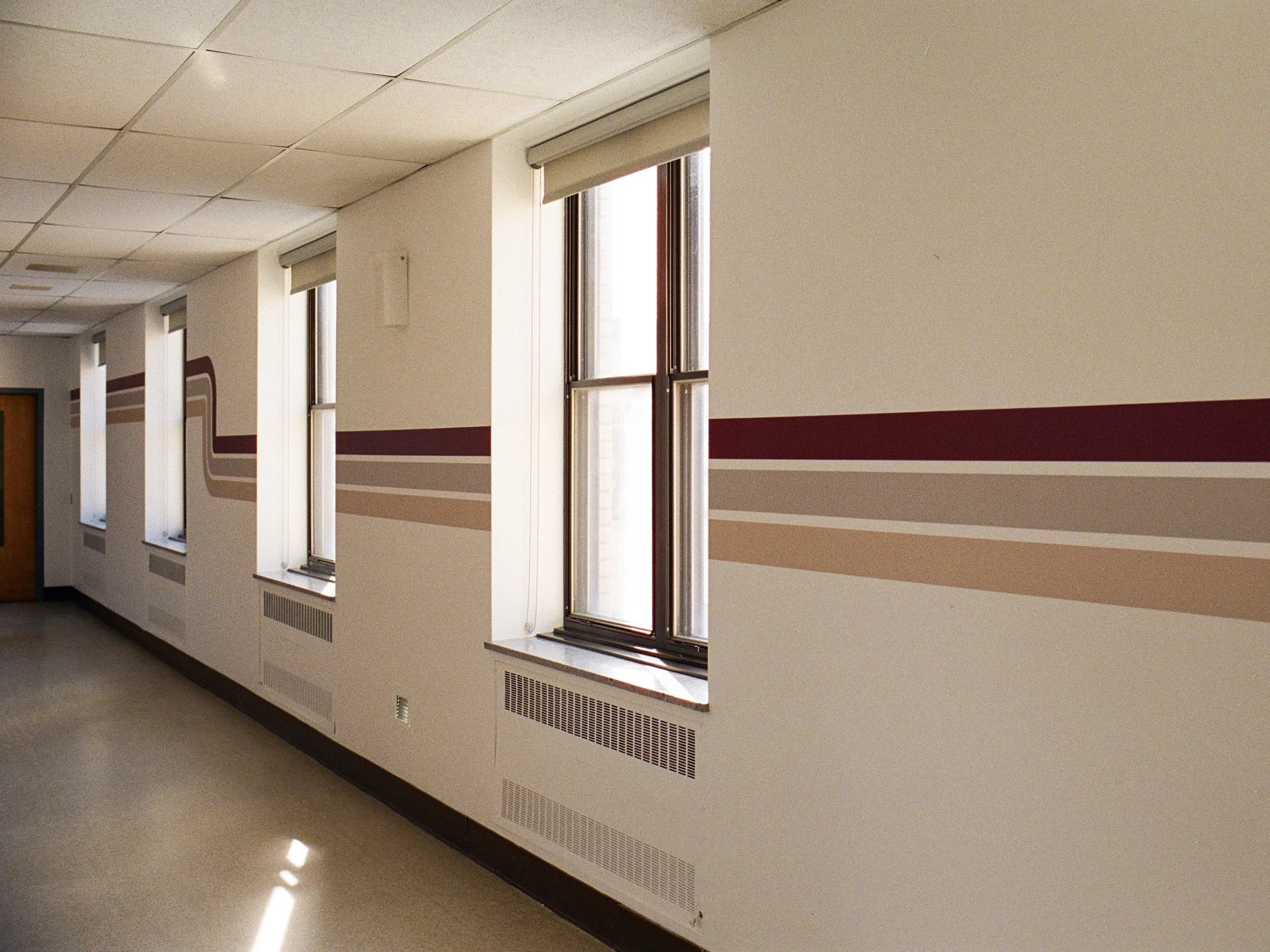 Corridor chsld avec fenêtres et bandes murales sur mesure bourgogne, bleu et beige, design d'intérieur, montréal