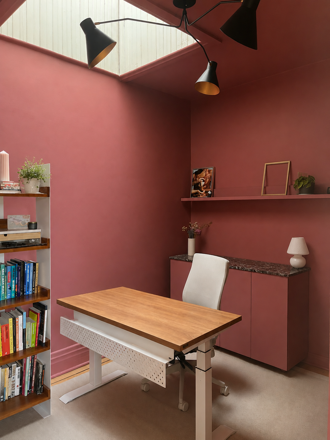bureau avec mur rose foncé et meuble de rangement sur mesure, comptoir en marbre, design d'intérieur montréal