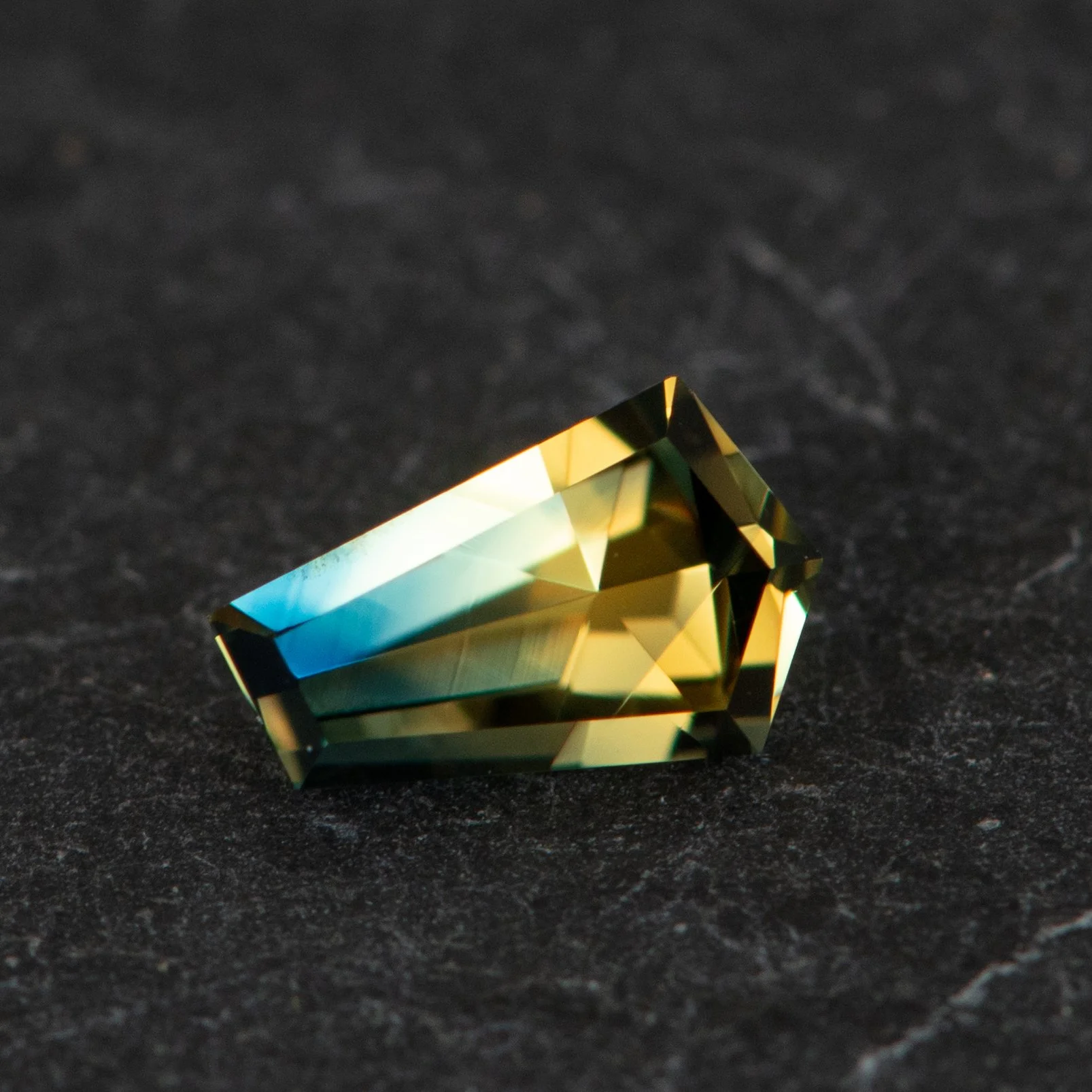 Parti Sapphire Freeform | 0.775ct