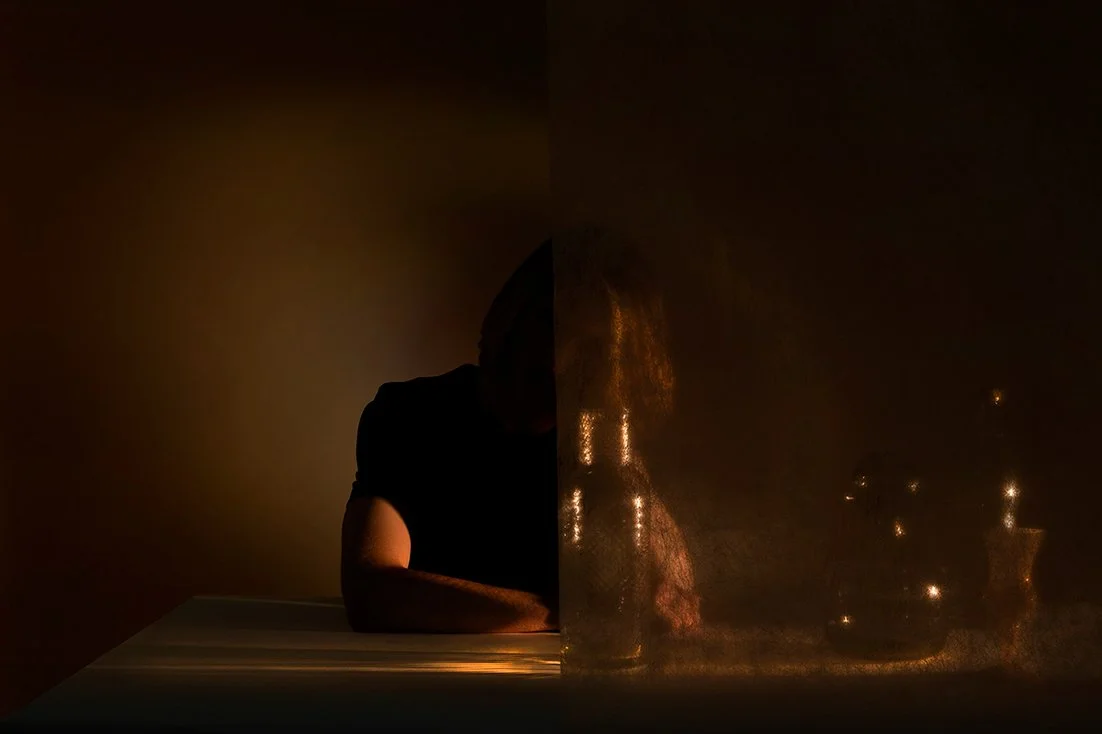 Jeune homme au pull noir, Voir ou pas, 2023