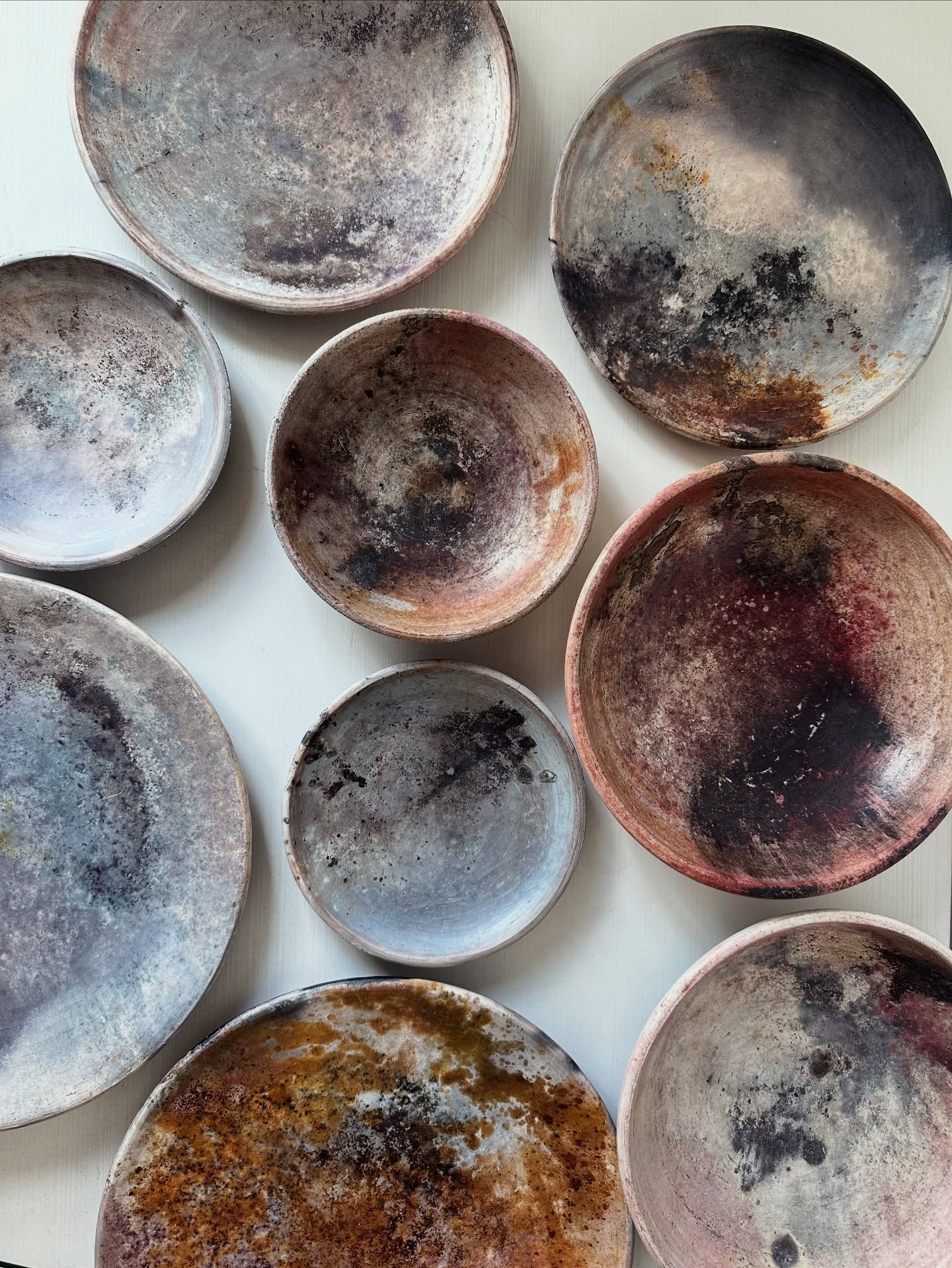 Pit fired dishes 🎪
A selection from a firing earlier this year, each with unique markings created by the combustion of different materials in the fire. Learning more about this process with each firing, but still in awe at the variety and surprise o