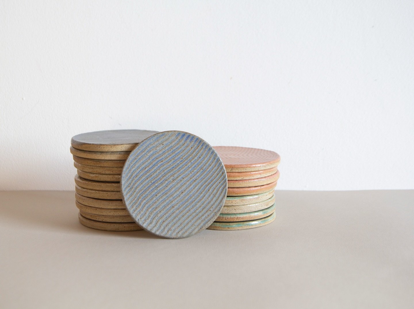🦓 one of my favourites from my upcoming webshop update 

Coasters with wave grooves that allow the glazes to pool and make these magic repetitive patterns. Each one a little different. 

Available next week on my winter shop update, 3 Dec 19:30 GMT