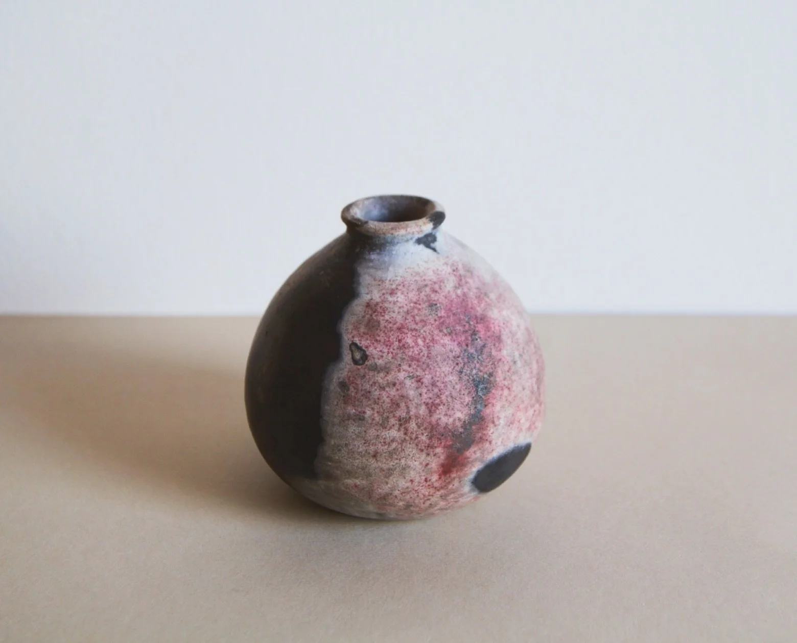 A pit fired piece from my latest firing in my favourite shape 🍚

And a first for me, sealed with magic liquid quartz to allow water use inside. Usually pit fired pieces don&rsquo;t hold water, as the temperatures in the pit aren&rsquo;t high enough 