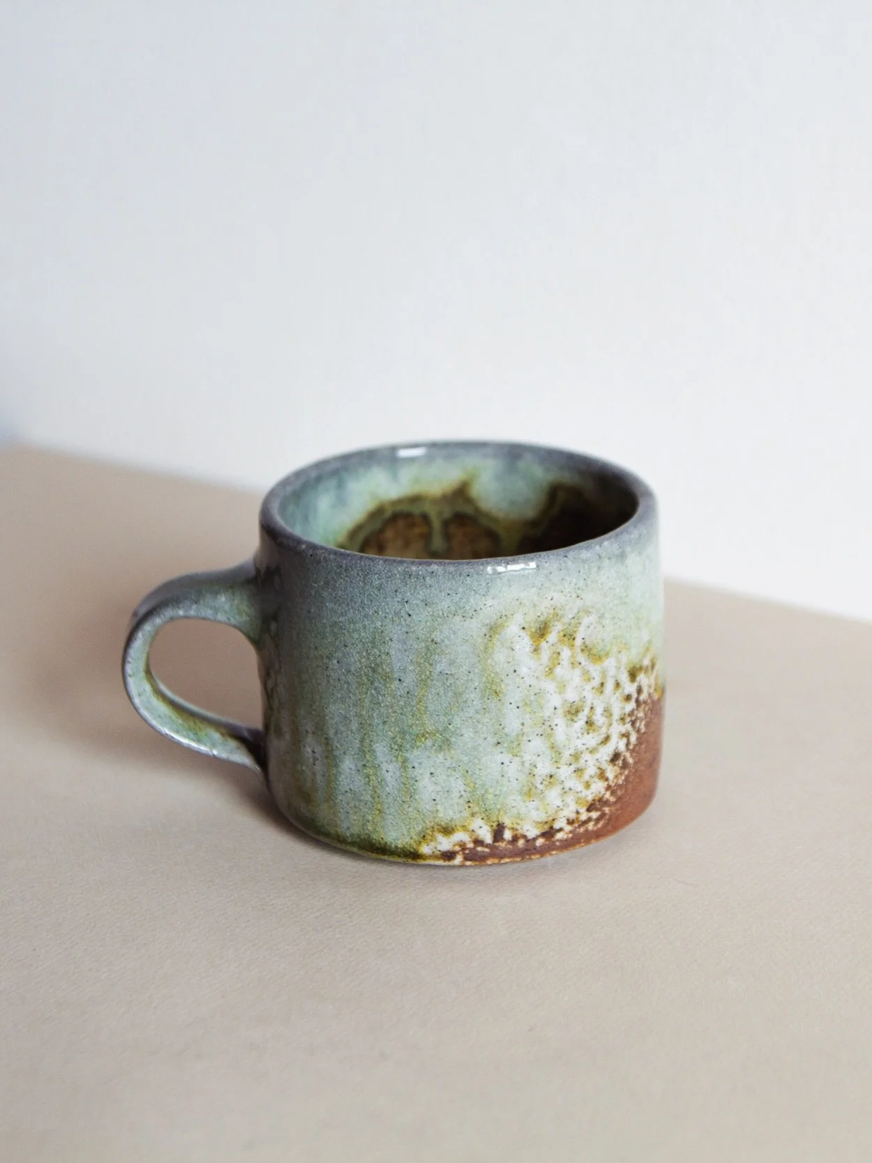 Special little soda fired mug, with a glazed interior and raw/soda exterior. One I&rsquo;m keeping for myself sorry not sorry

(But I will be offering up some others soon)

Fired in @simon.kidd&lsquo;s soda kiln &amp; with his generous knowledge