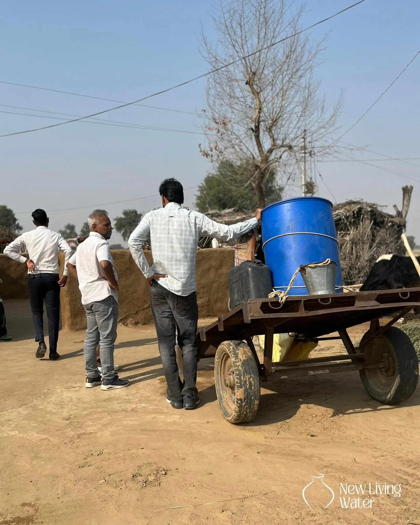 In november 2024 maakten we een bijzondere reis naar India, waar we verschillende afgelegen dorpen bezochten. Wat we daar zagen, raakte ons diep: mensen die dagelijks kilometers lopen voor iets wat voor ons vanzelfsprekend is: schoon drinkwater. 

In