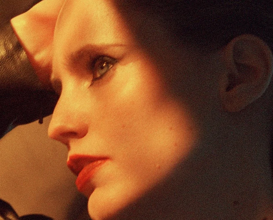 Anna Calvi  with red lipstick and eye makeup.