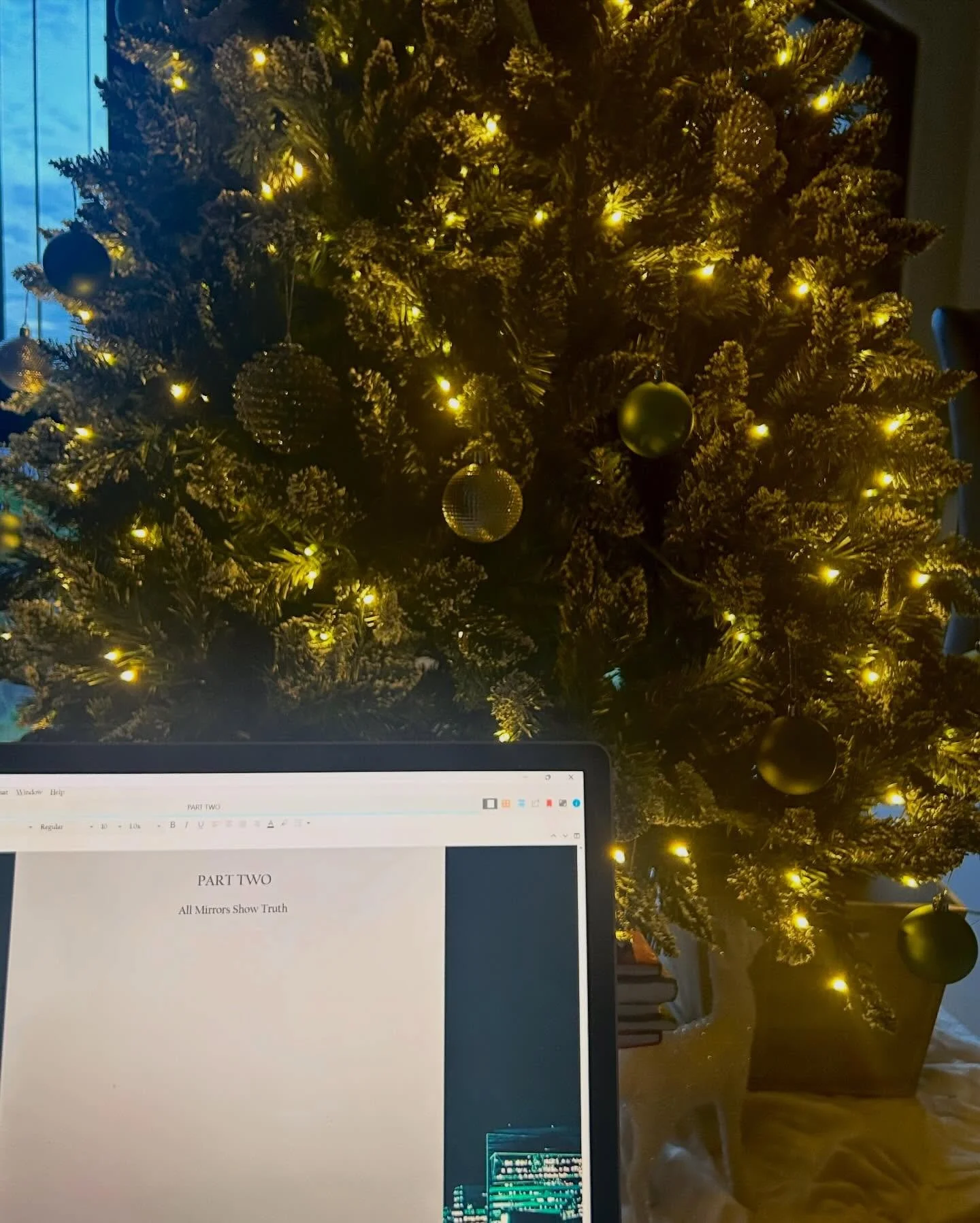 CURRENT VIEW 🤎 This season has been a busy one. I haven&rsquo;t been as present on here as I&rsquo;d like, but I promise it&rsquo;s for good reasons. I&rsquo;ve been settling into a new job, prioritising my health, and working hard at finalising thi