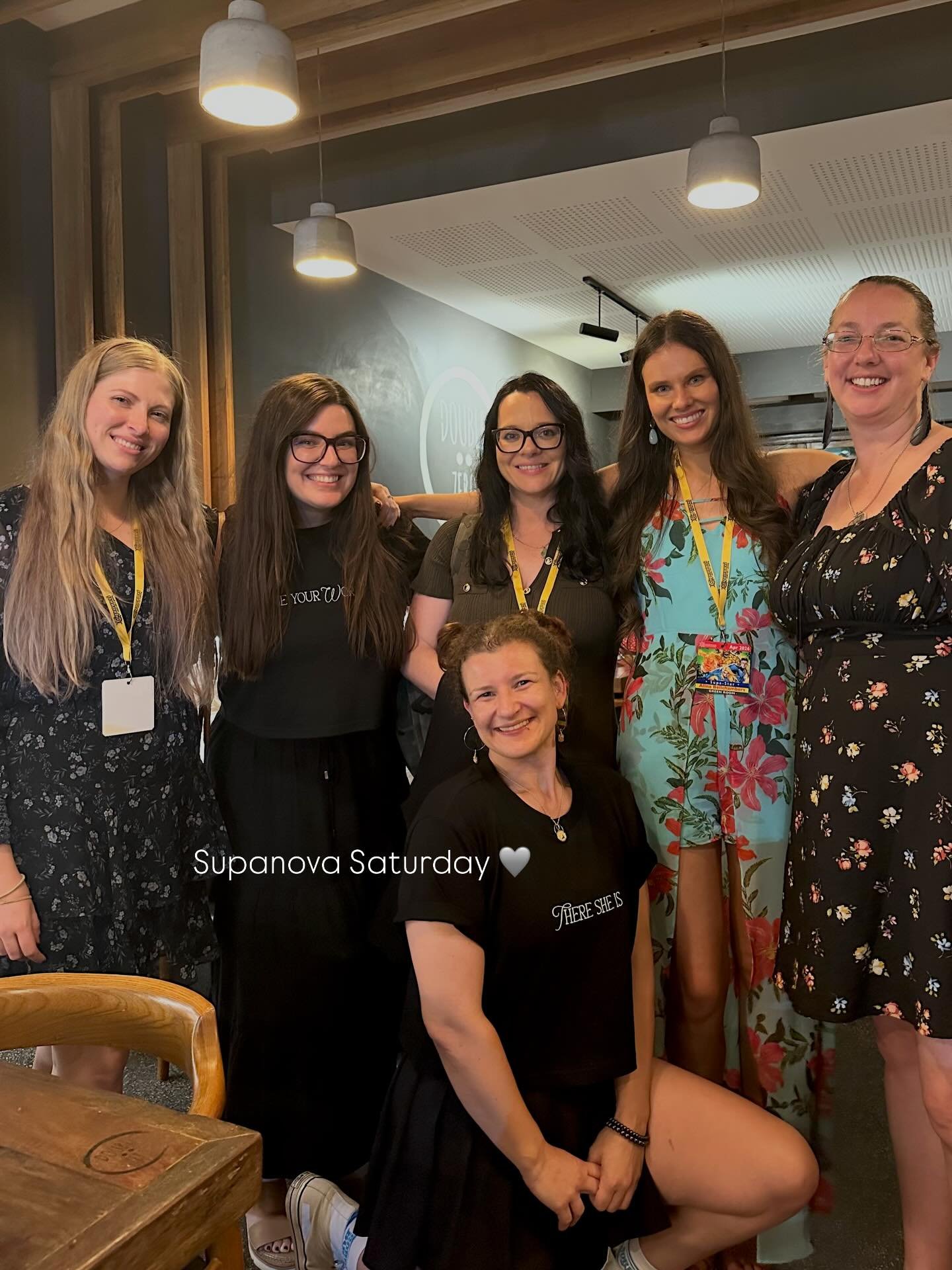 What yesterday looked like 🩶 

- Dropped into Supanova Gold Coast with the delightful @soakedinspice (repping our @wngspn.official shirts because 🔥)
- After-Nova cocktails with @hmhodgson 
- After-after-Nova dinner delights feat. copious amounts of