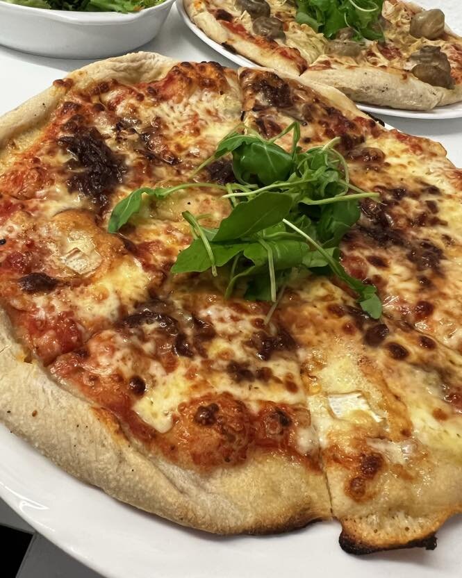 Pizza and Quiz night tomorrow! 🍕 🐝 

Homemade 12&rdquo; Stonebaked Pizzas served to eat in or takeaway from 5:30. 

This weeks toppings:

Piri Piri Chicken &amp; mixed peppers 
BBQ Pulled Pork
Garlic Mushroom &amp; Stilton
Goats Cheese &amp; Carame
