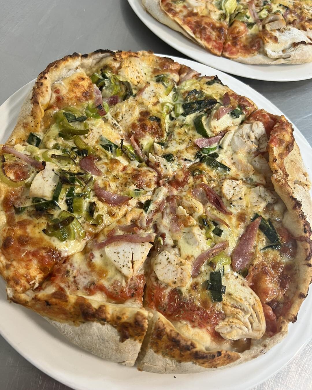 Pizza and quiz night tonight! 

Homemade Stonebaked 12&rdquo; pizzas served to eat in or takeaway from 5:30pm. 

Toppings:

Spanish Serrano Ham &amp; Salami 
Sweet Chilli Steak &amp; Fried Onion
Garlic Mushroom &amp; Stilton 
BBQ Pulled Pork
Traditio