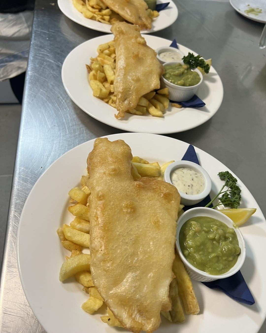 This weekend at The Bee 🐝 

Tonight: Fresh Fish Fryday - served to eat in and take away! 

Saturday: our Pub Grub menu served from 5:30pm 

Sunday: Trdaitional Sunday lunch served from midday - booking essential only a couple of tables remaining. 

