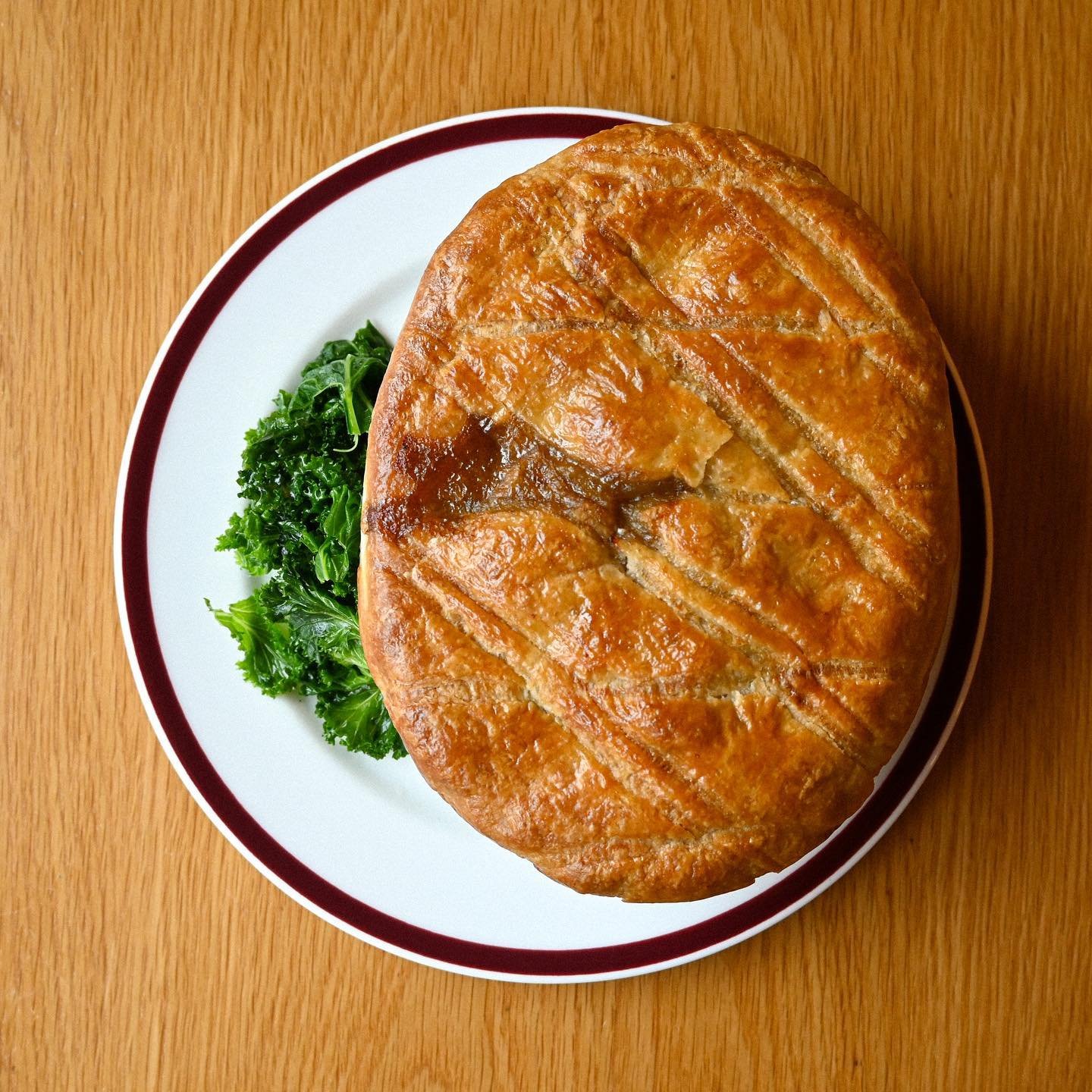 Guinness &amp; Mushroom Pie

Topper with a flaky puff pastry lid and served with steamed kale. 

Field and chestnut mushrooms from @hugosgreengrocer 

#bristolfoodie #visitbristol #bristoleats #luckystrikebristol