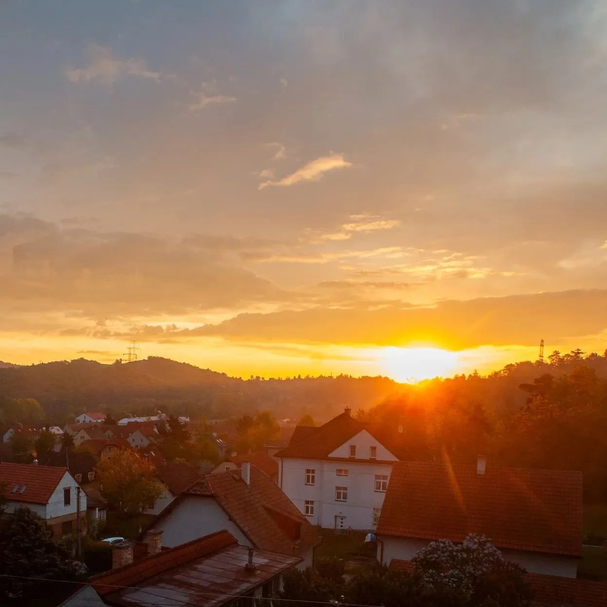 Jarn&iacute; sunchasing je vždycky dost těžkej, malokdy se mi na Jaře povede něco vyfotit, v&yacute;chody slunce b&yacute;vaj&iacute; dost rychl&eacute; a počas&iacute; je hrozně nestabiln&iacute;. Tuhle fotku jsem vyfotil, z naseho kom&iacute;nu, co