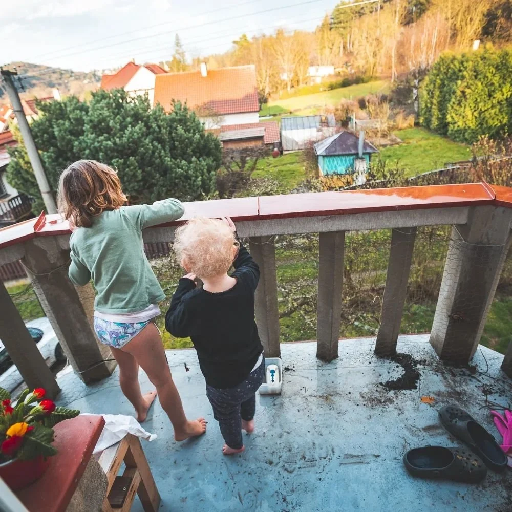 &Uacute;spě&scaron;ně jsem se tomu br&aacute;nil, ale už je to tak, že se můj instagram naplnil fotkama dět&iacute;, když ono je ten život s nimi skrz ten foť&aacute;k tak kouzelnej... Mimochodem tohle jsou fotky z kraje jara, což m&aacute;m pocit, ž